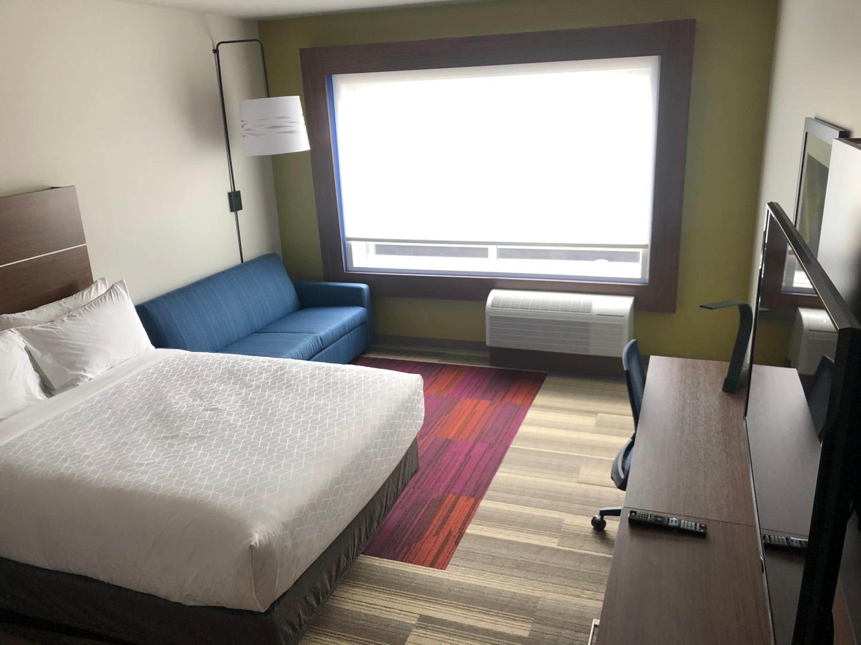 King Suite with Sofa Bed - Communications Accessible - Photo 3