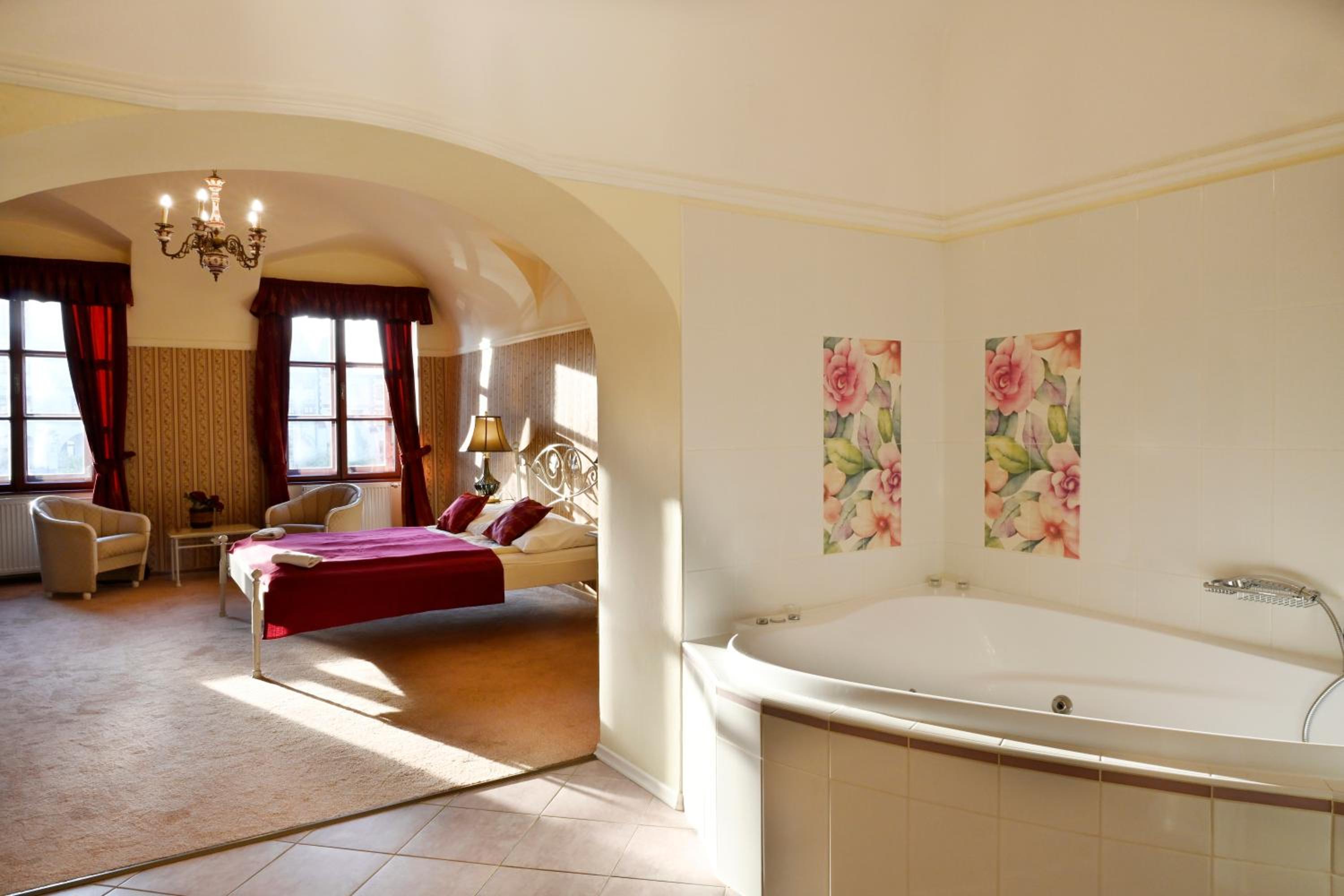Luxury Suite with Spa Bath photo 1
