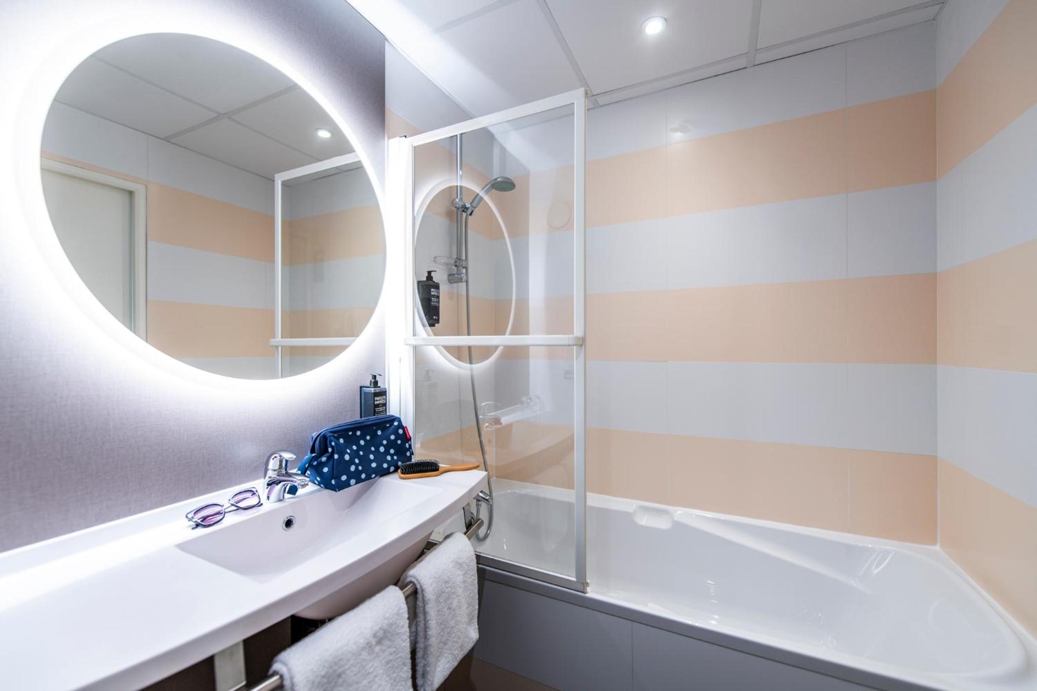 Standard Twin Room - Photo 2