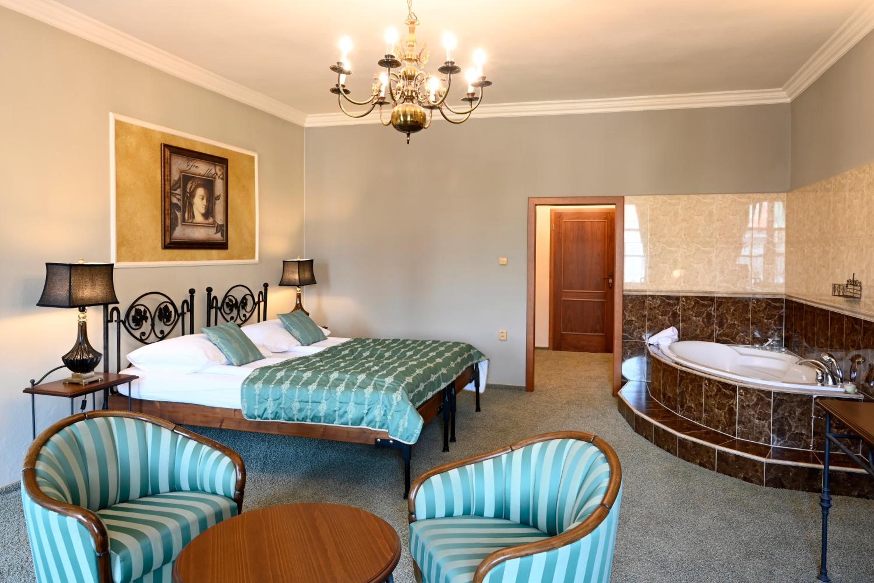 Superior King Suite photo 2