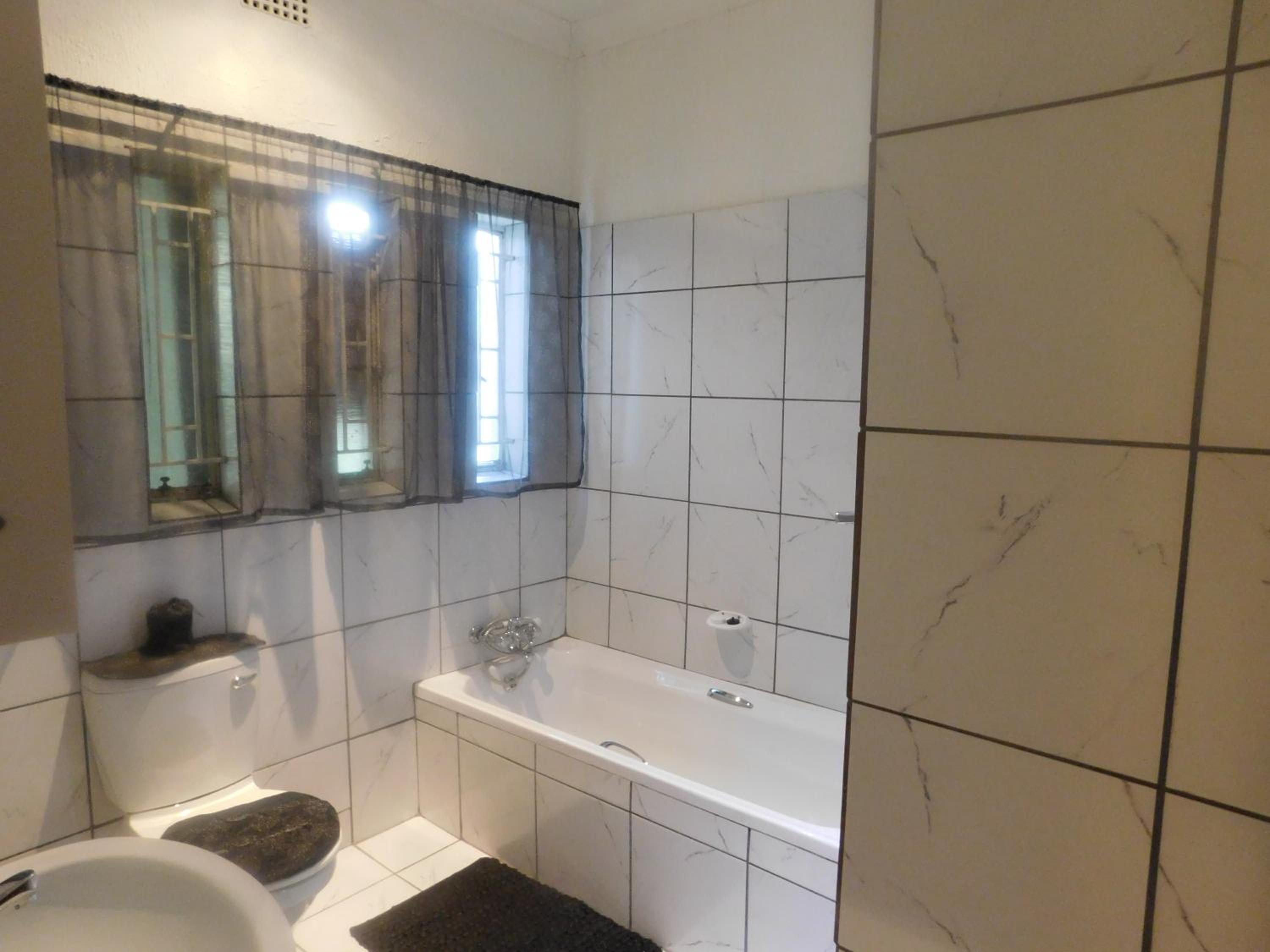 Standard Twin Room - Photo 3