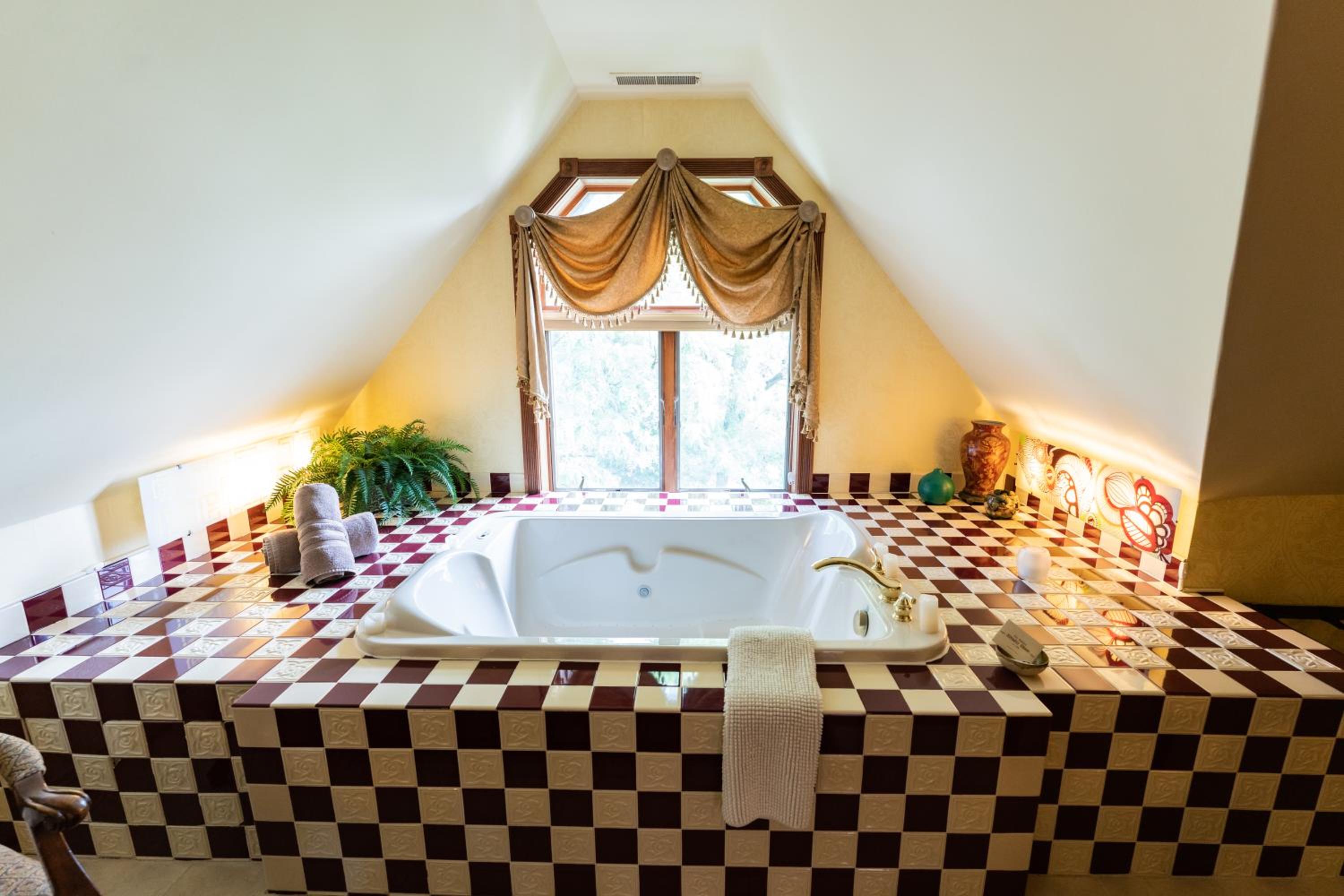 Deluxe Suite with Spa Bath (Webster) photo 2