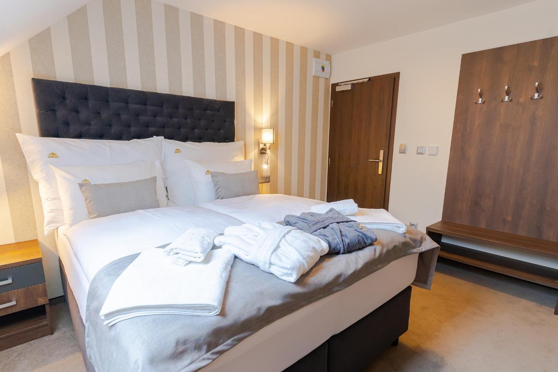 Double or Twin Room with Shower - Photo 7