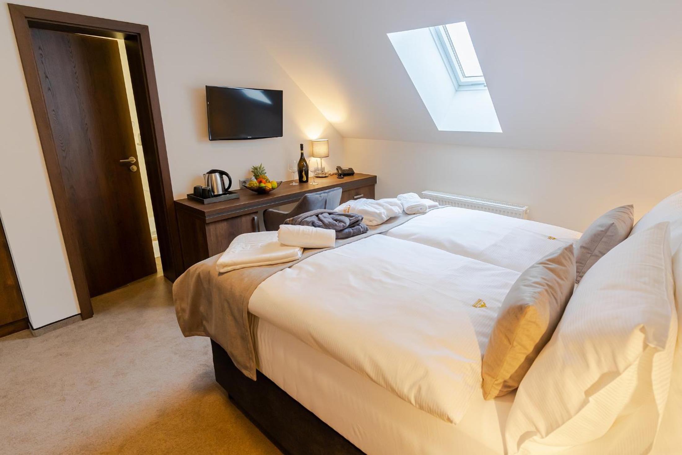 Double or Twin Room with Shower - Photo 5