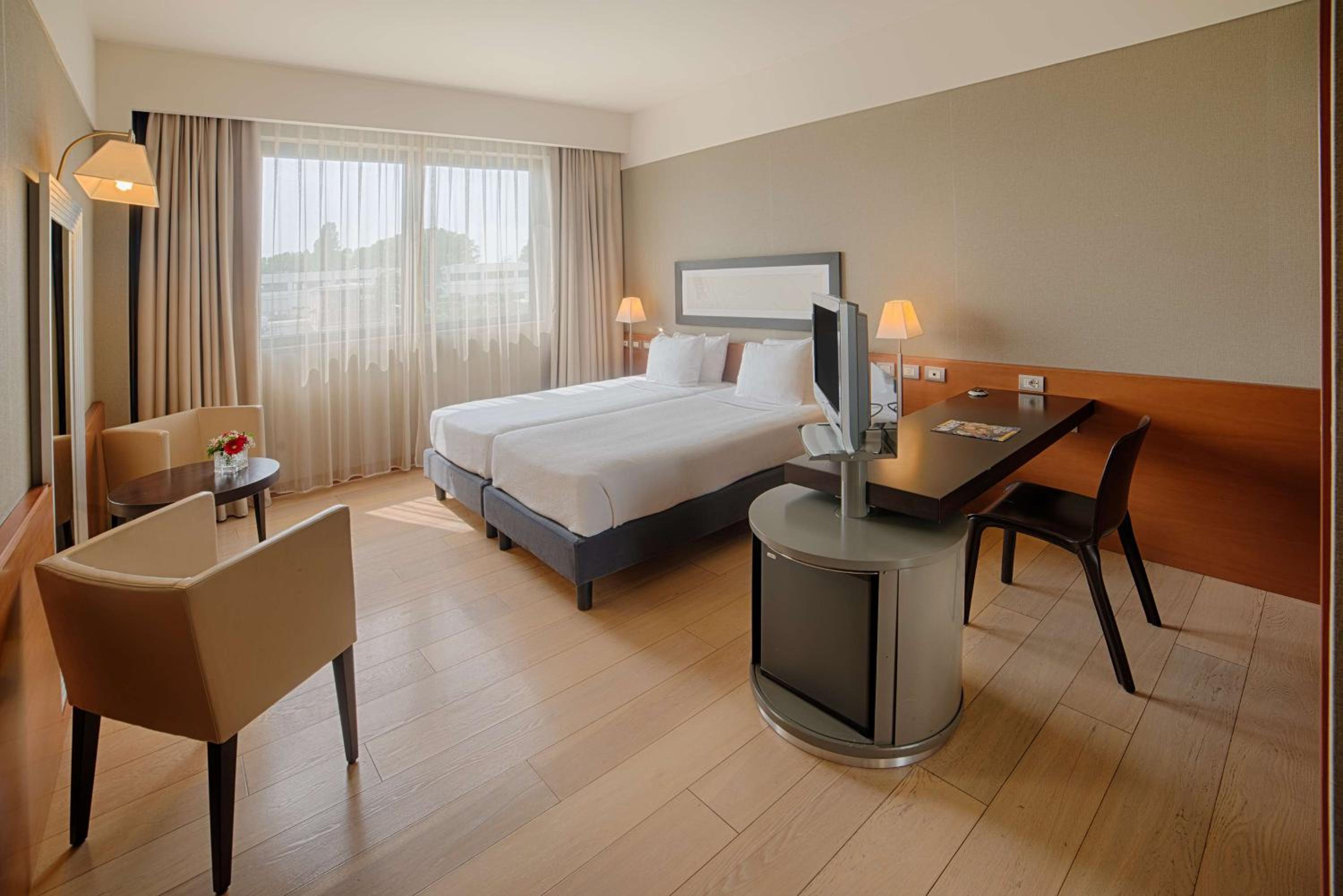 Standard Double or Twin Room - Photo 7