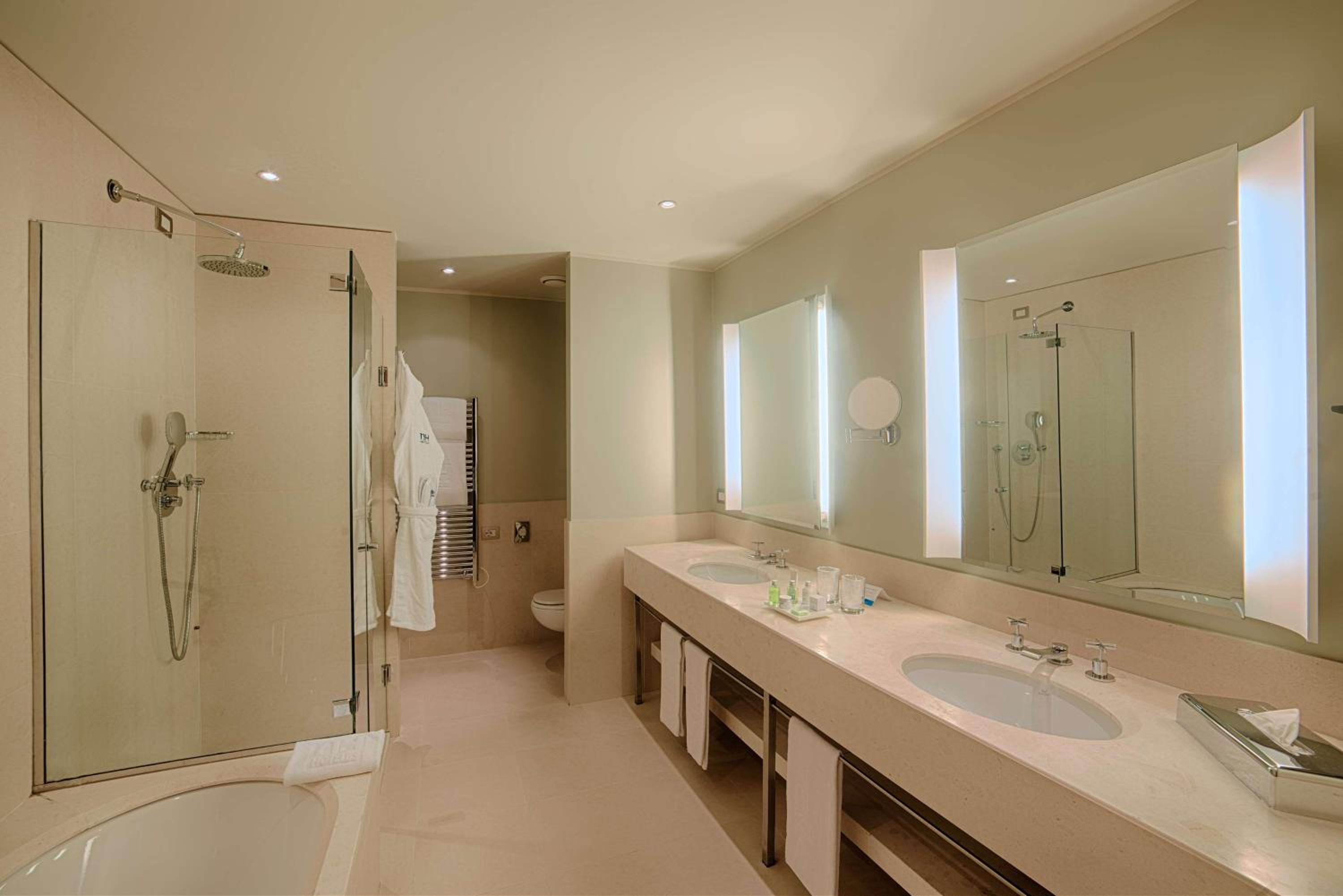 Standard Double or Twin Room - Photo 5