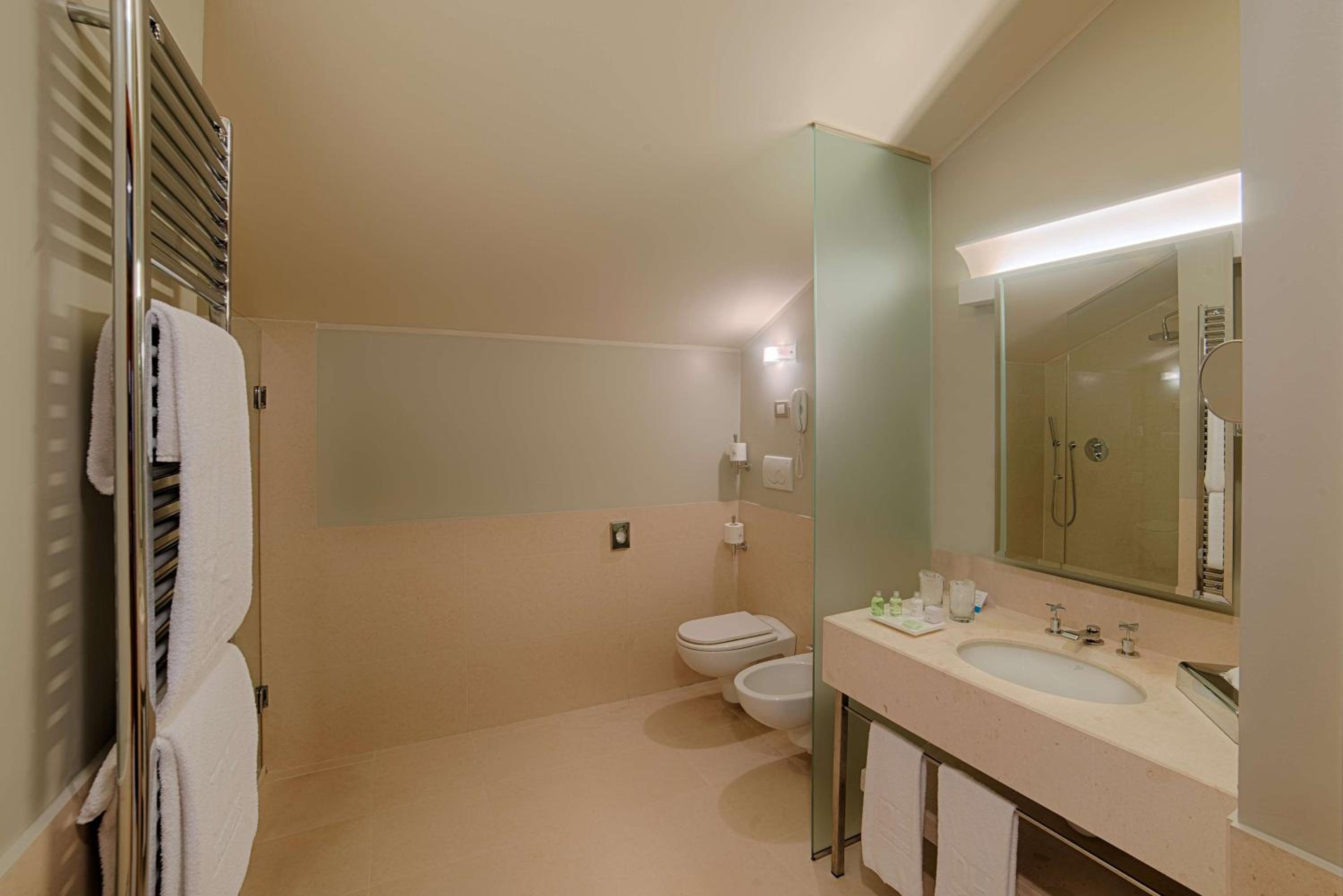 Standard Double or Twin Room - Photo 3