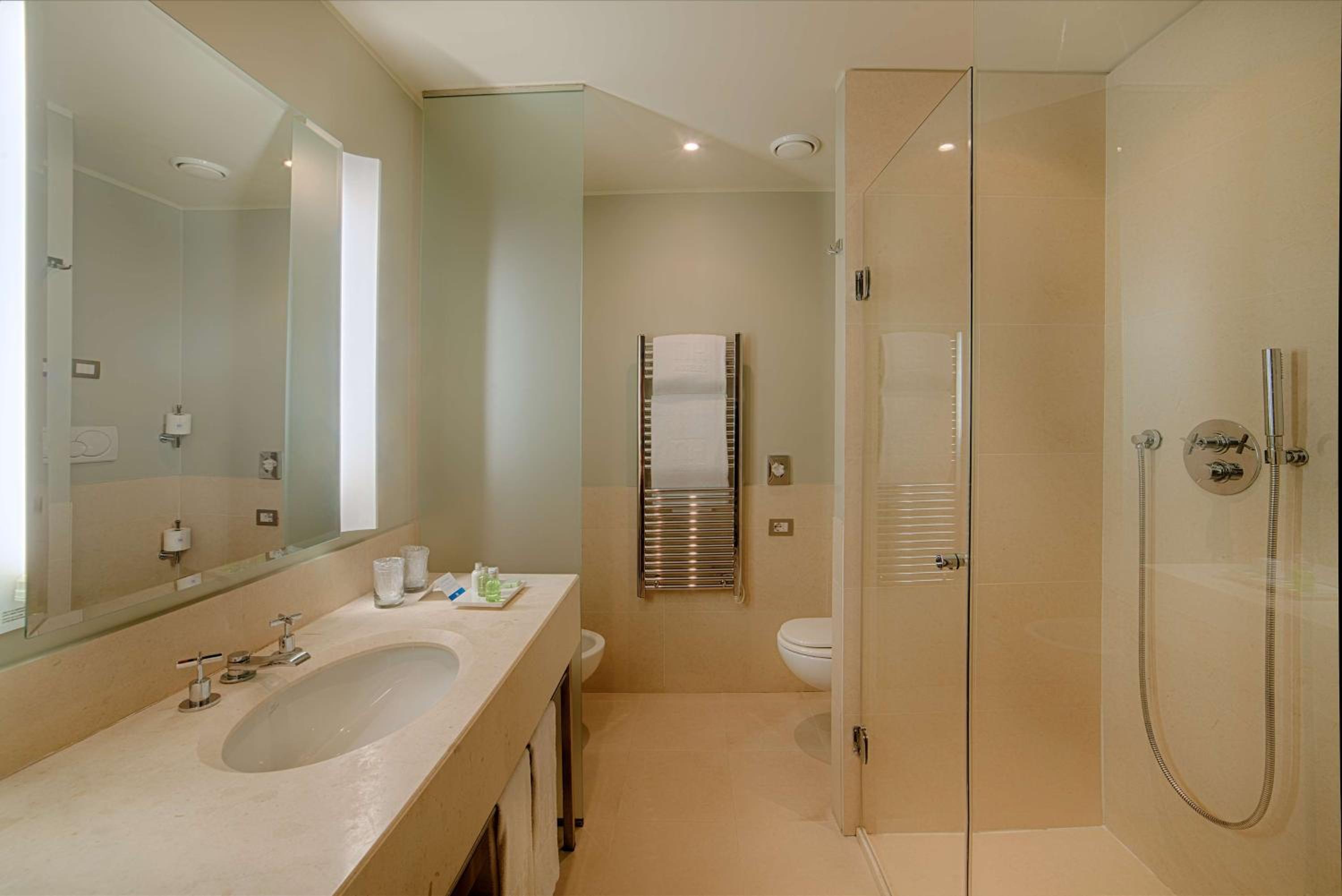 Standard Double or Twin Room - Photo 2