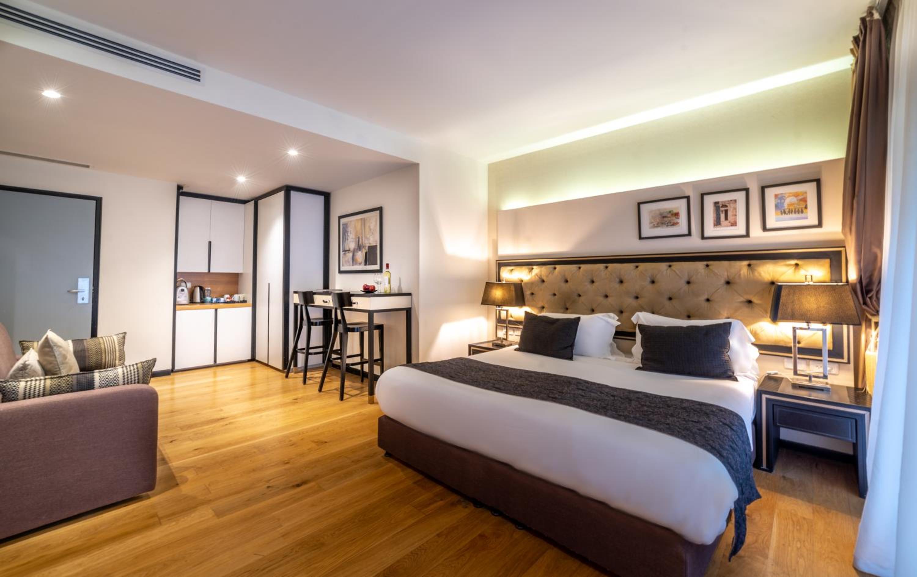 Premium Double or Twin Room - Photo 11