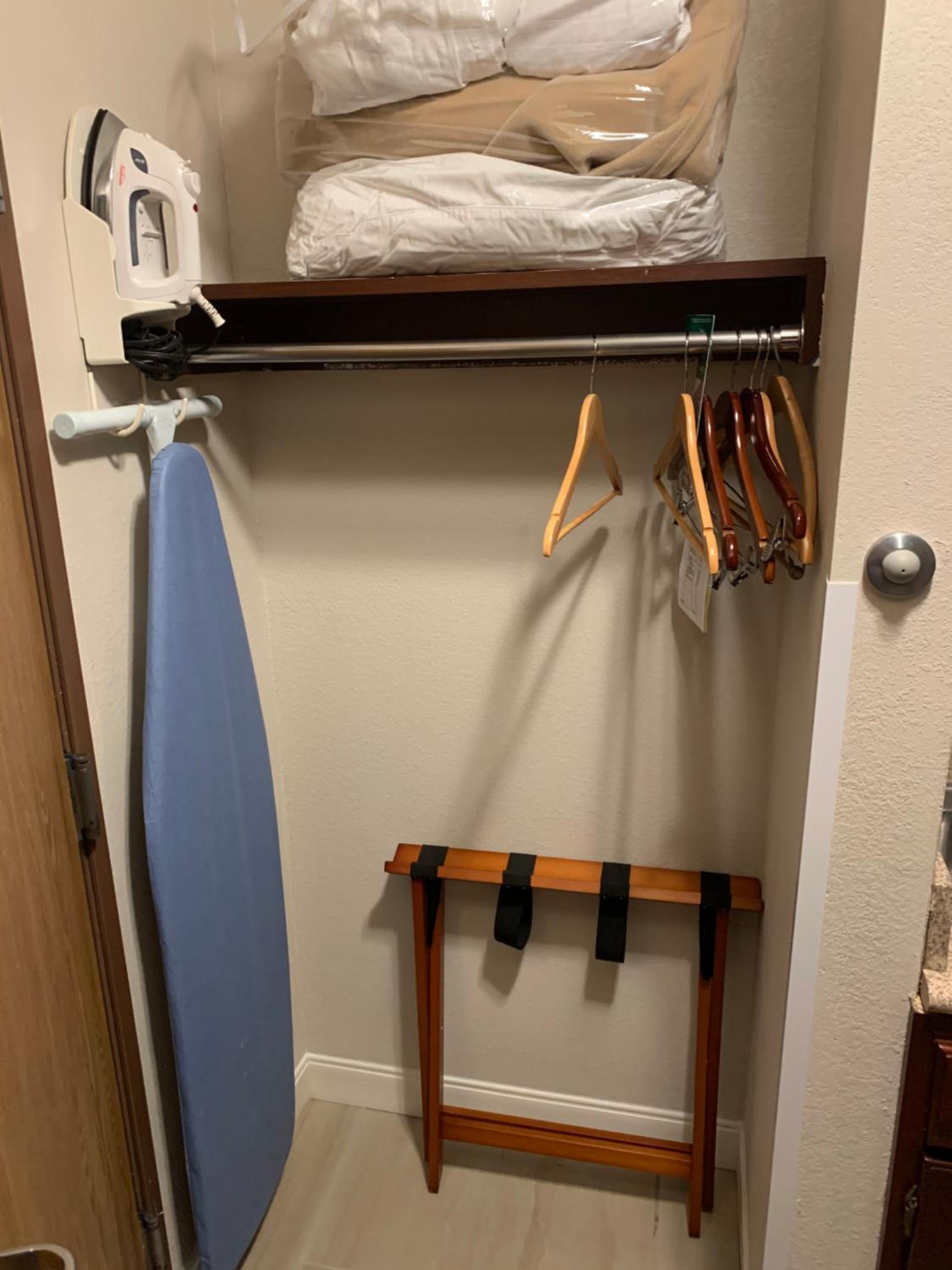 One-Bedroom Deluxe Suite with Two Queen Beds - Non-Smoking - Photo 4