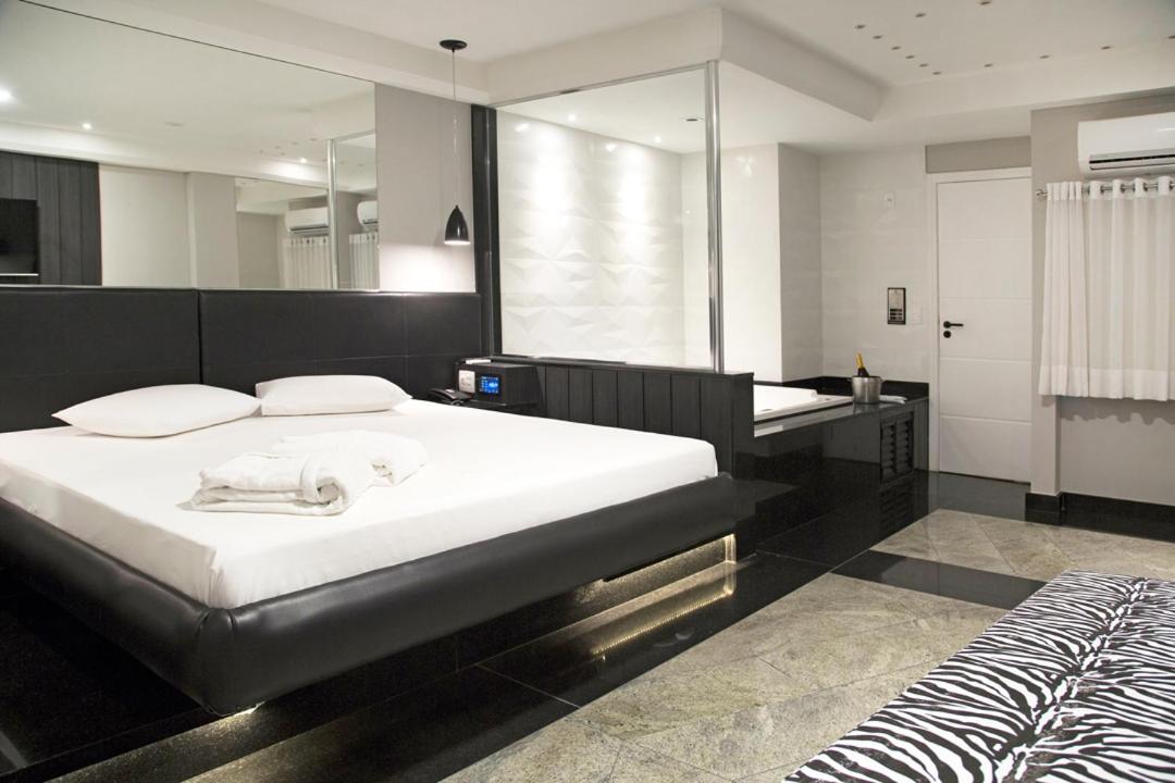Queen Suite with Spa Bath - Photo 2