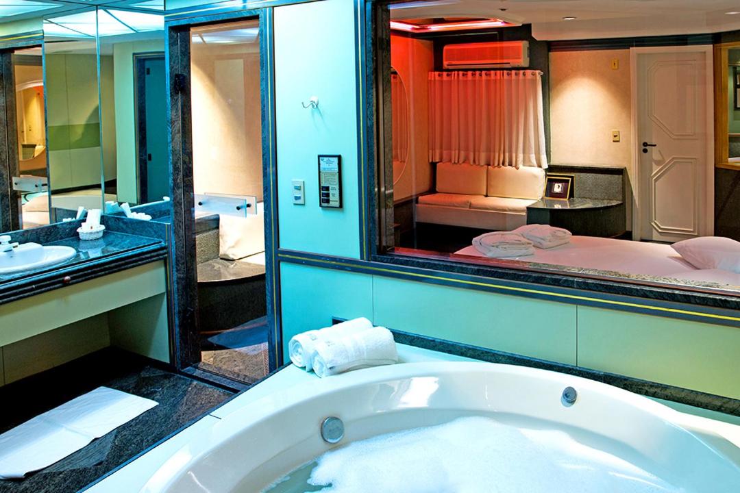 Suite with Spa Bath - Photo 2