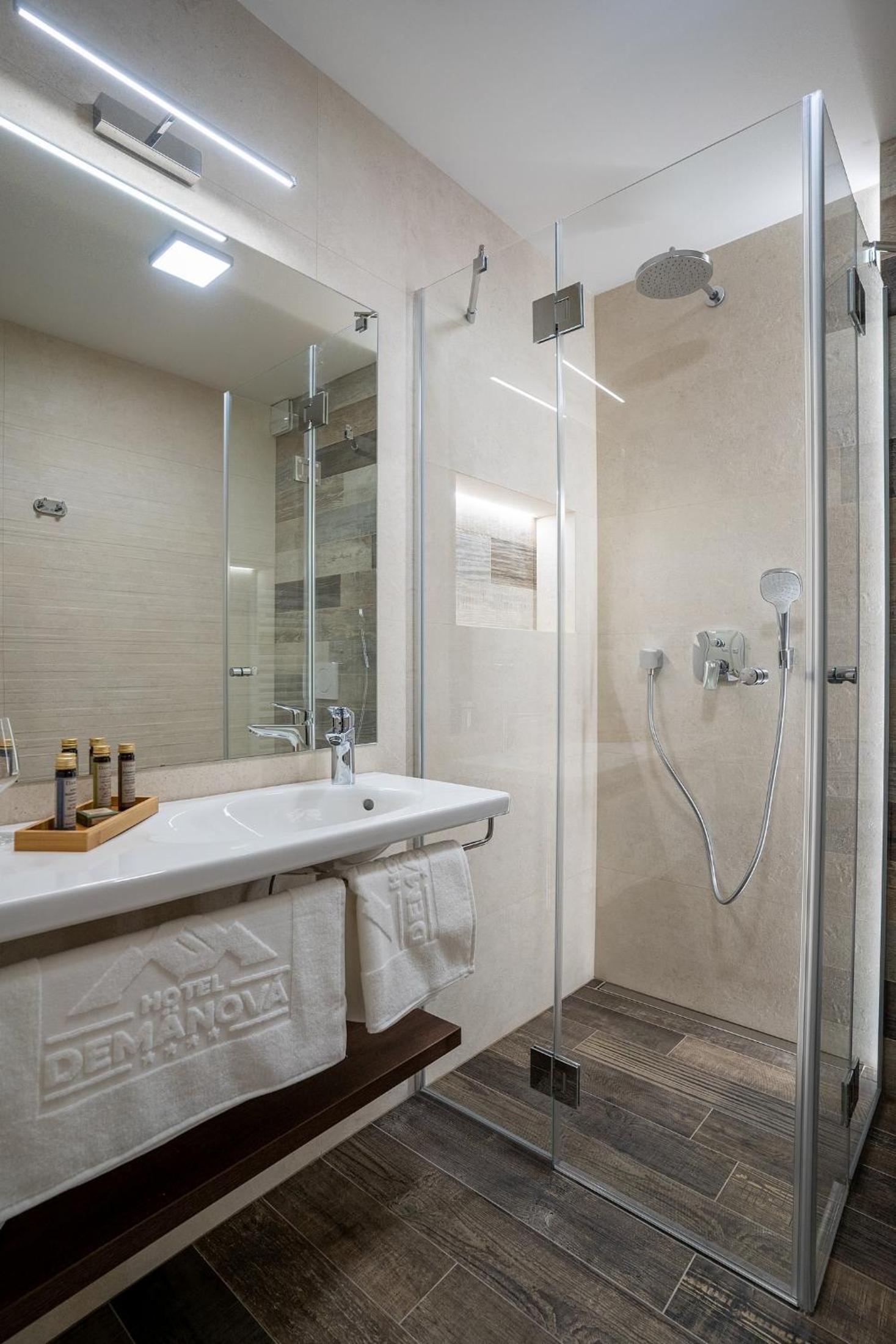 Double or Twin Room with Shower - Photo 6