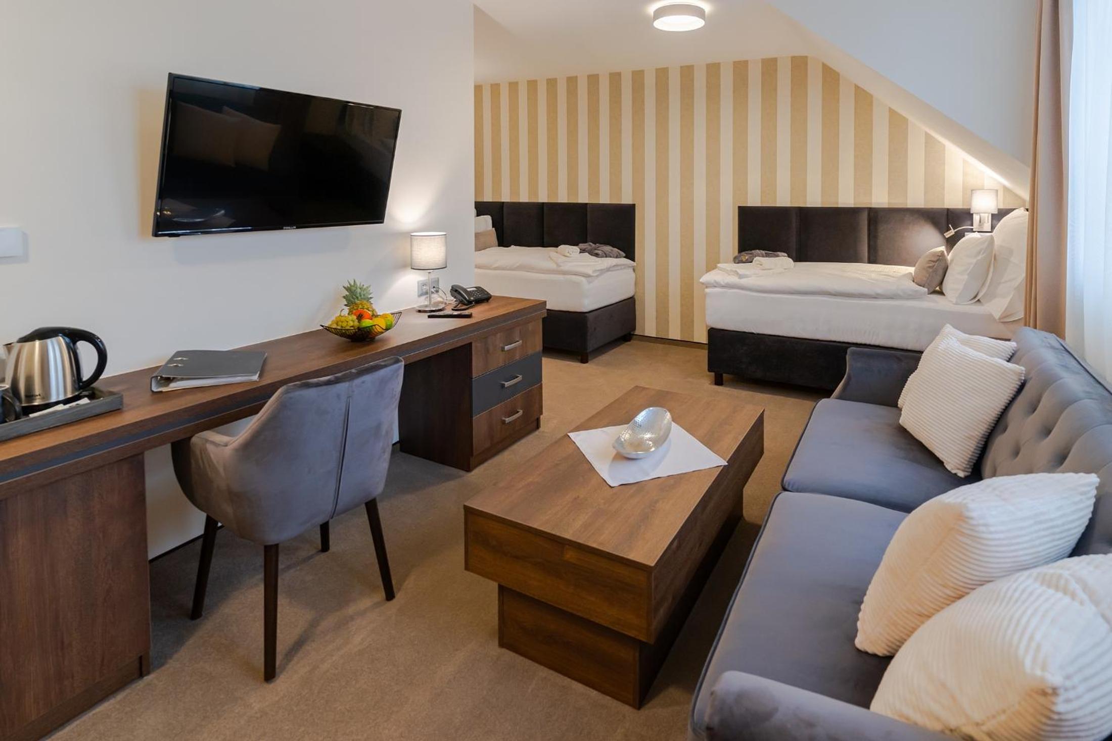 Triple Room with Private Bathroom - Photo 8