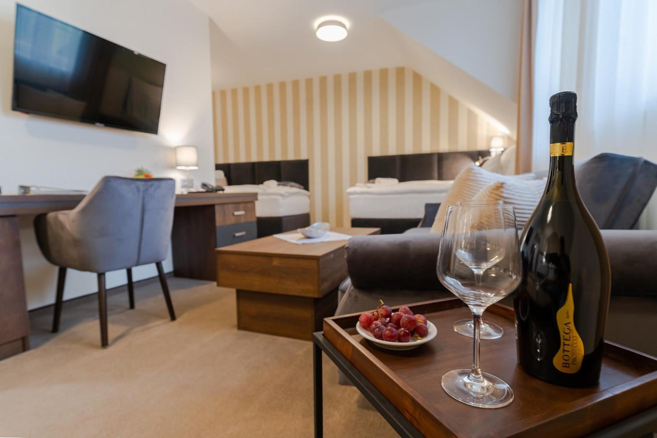 Triple Room with Private Bathroom - Photo 9