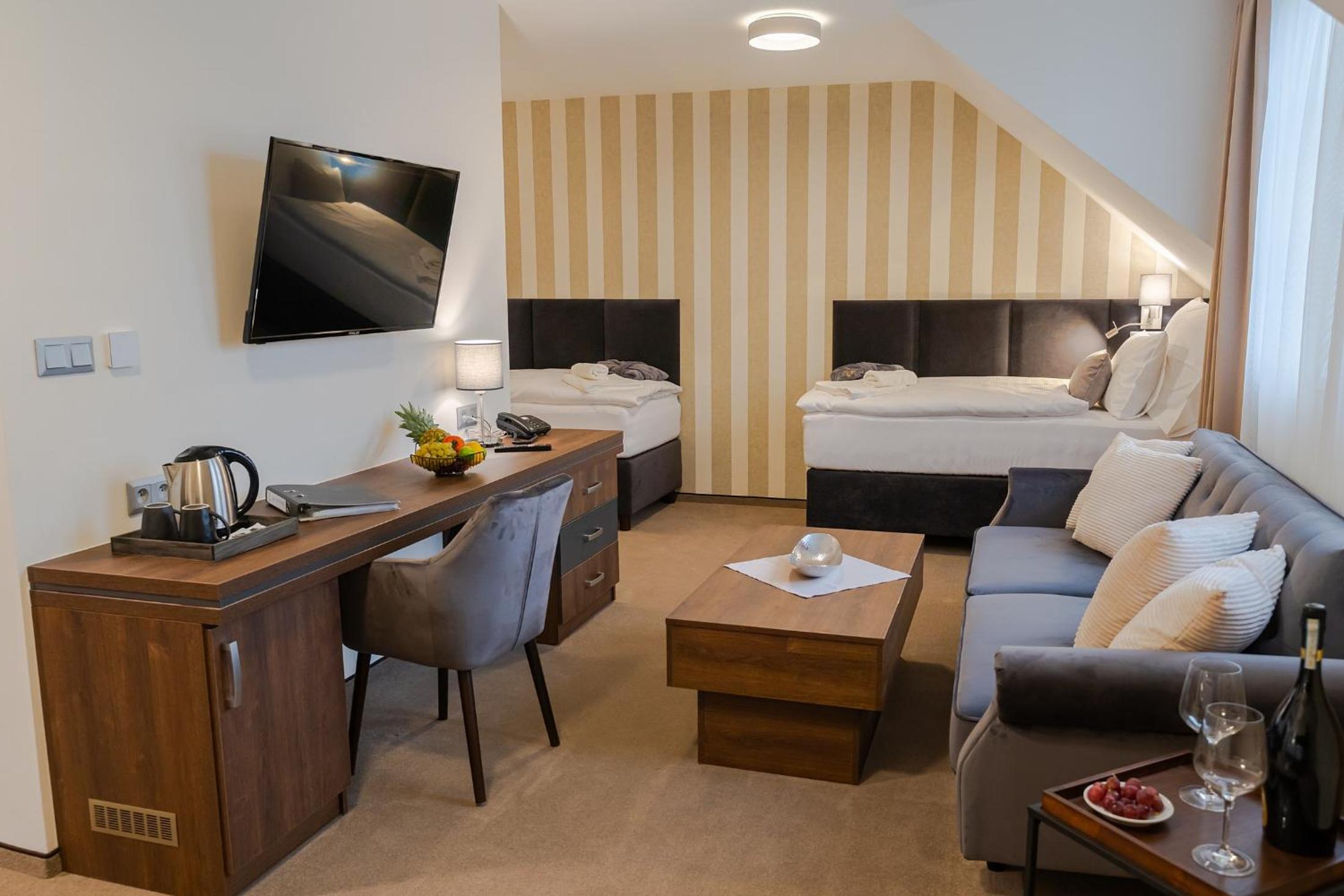Triple Room with Private Bathroom - Photo 10