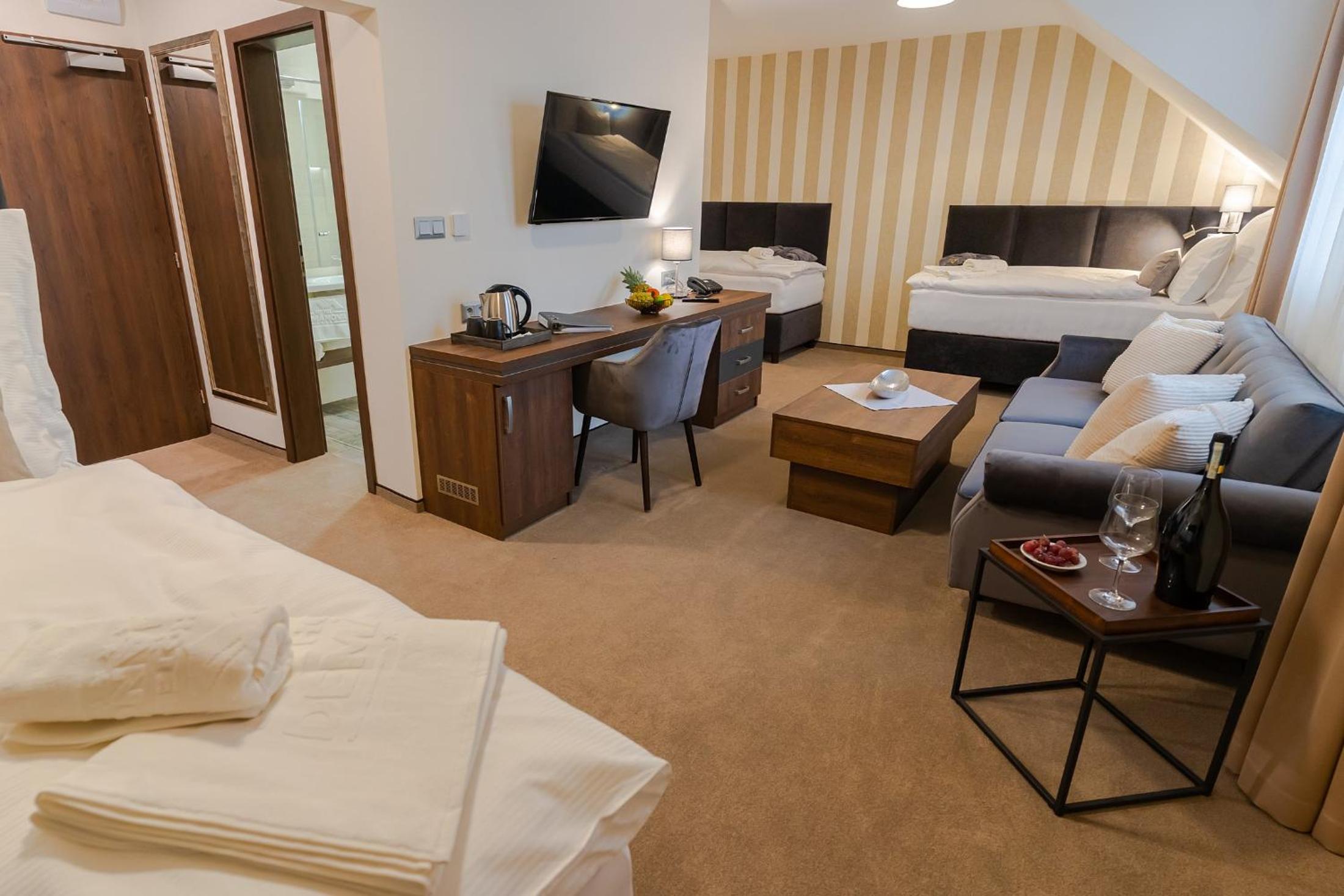 Triple Room with Private Bathroom - Photo 11