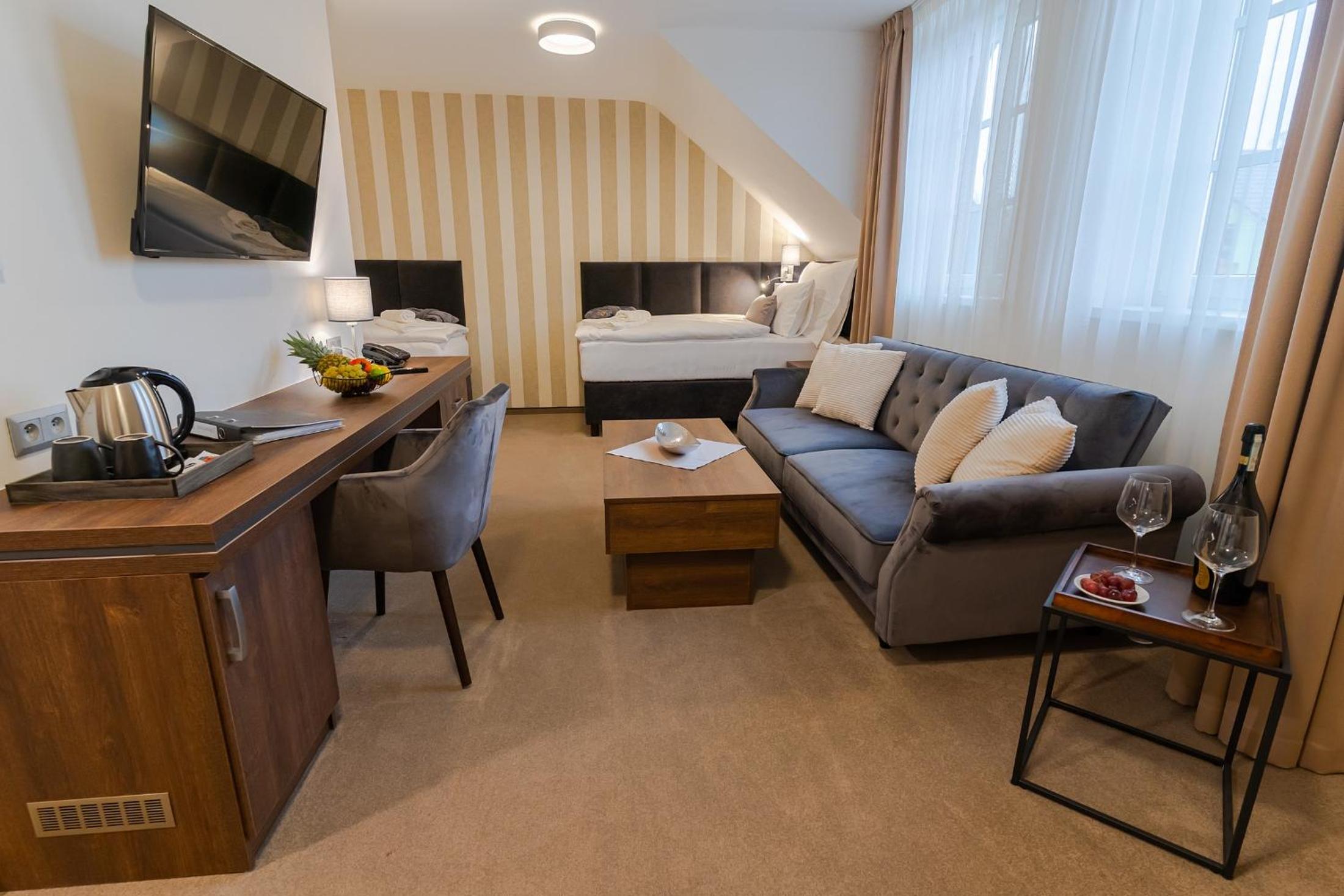 Triple Room with Private Bathroom - Photo 12