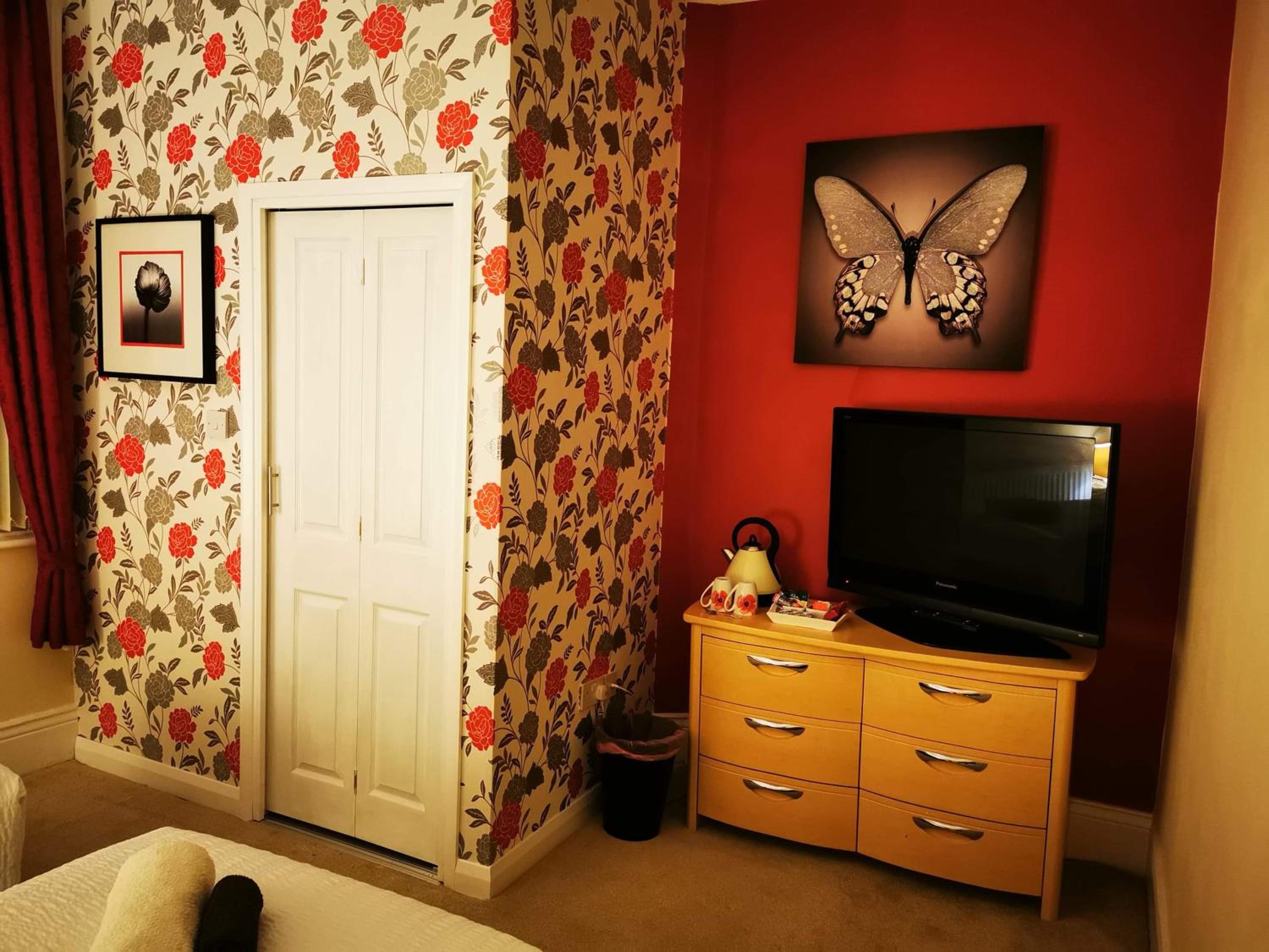 Deluxe Twin Room with Sea View - Photo 8