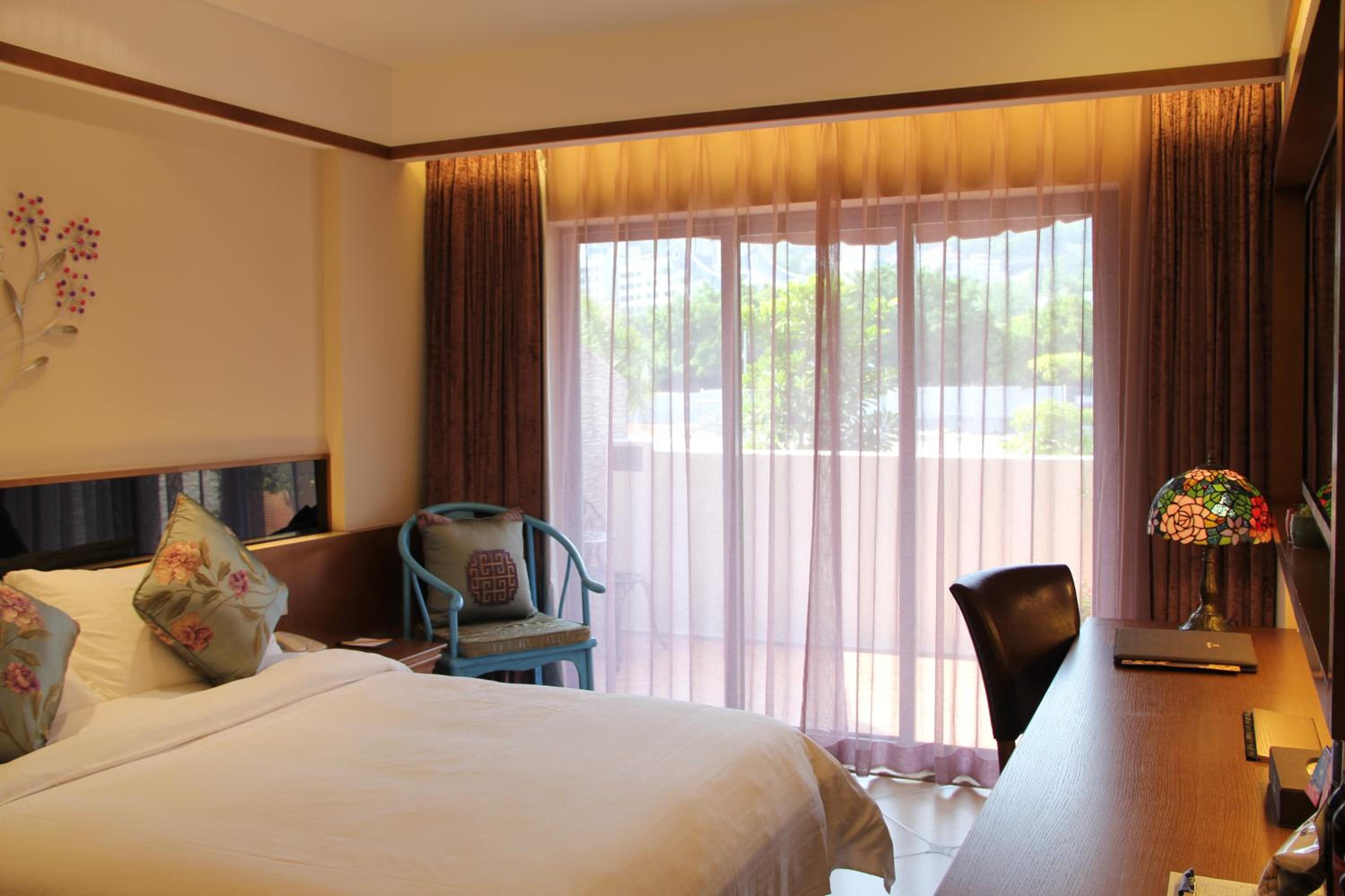 Double Room with Traditional Chinese Decoration