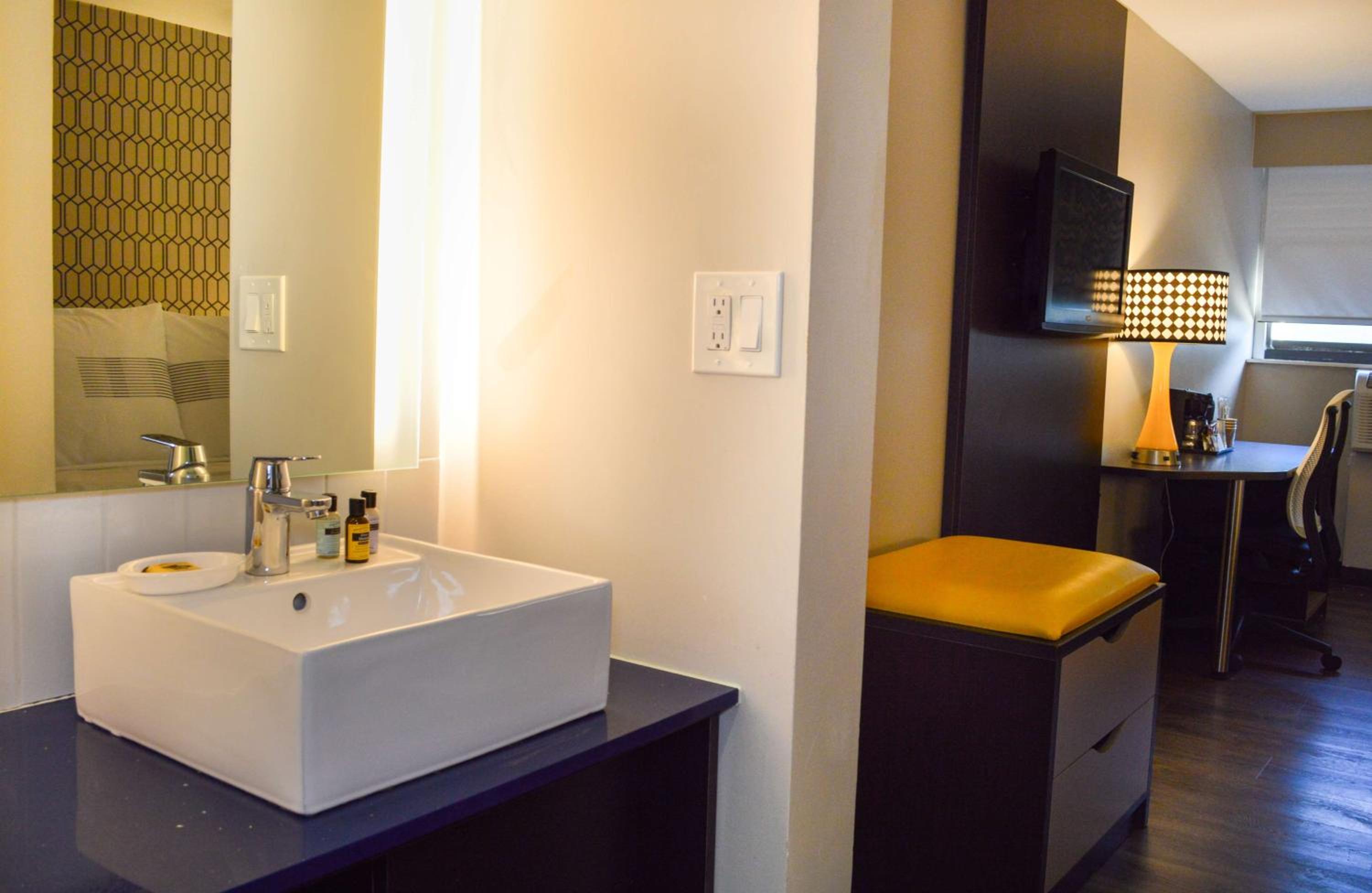 Queen Room with Two Queen Beds photo 3