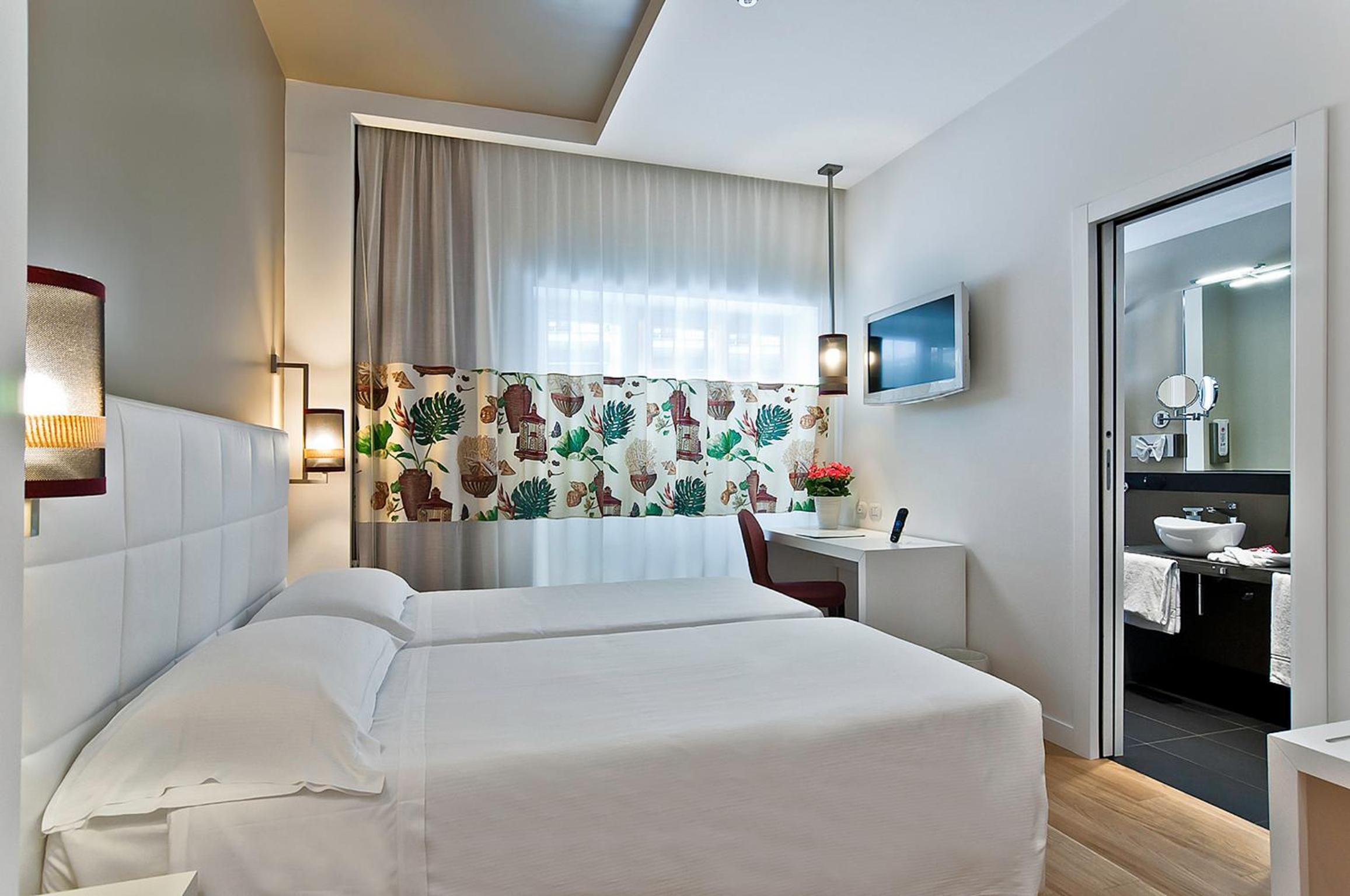 Double or Twin Room thumbnail 5