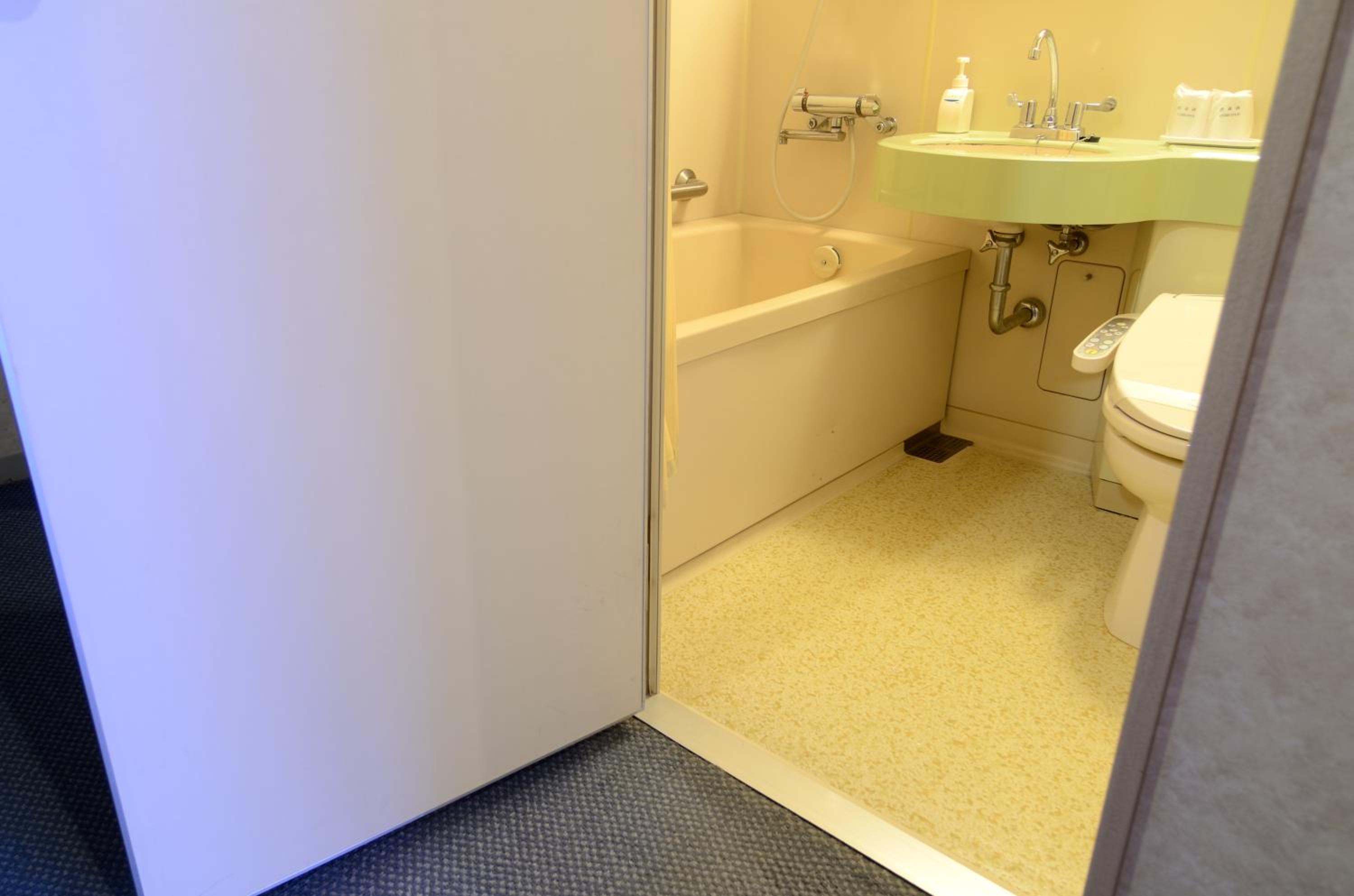 Twin Room 2 Adults -Non-Smoking - Photo 4