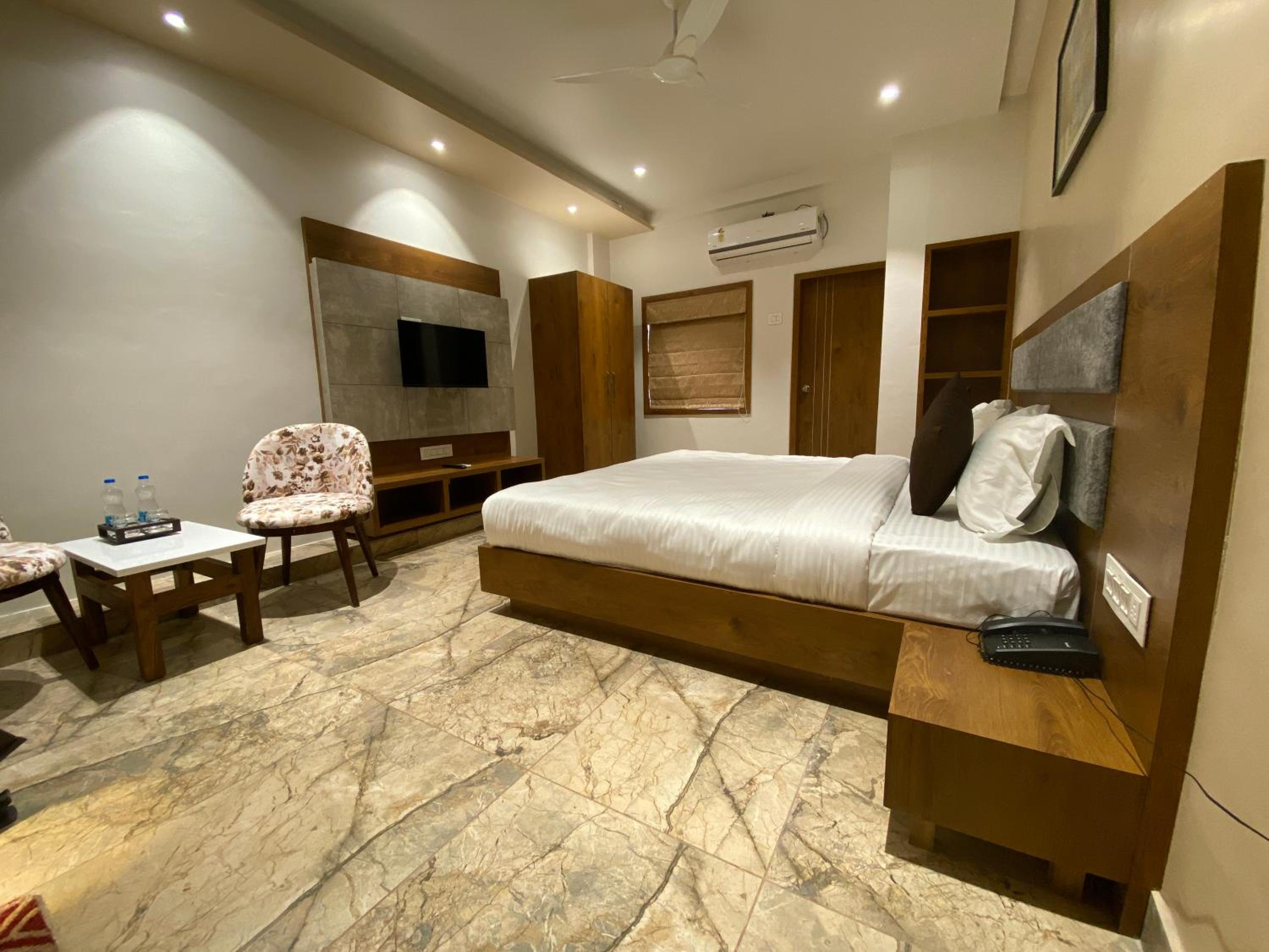 Deluxe Double Room with Balcony - Photo 1
