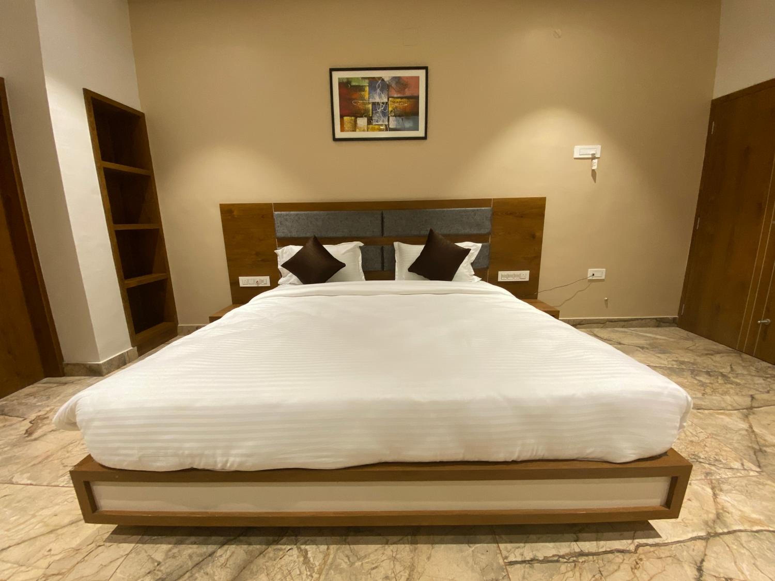 Deluxe Double Room with Balcony - Photo 5