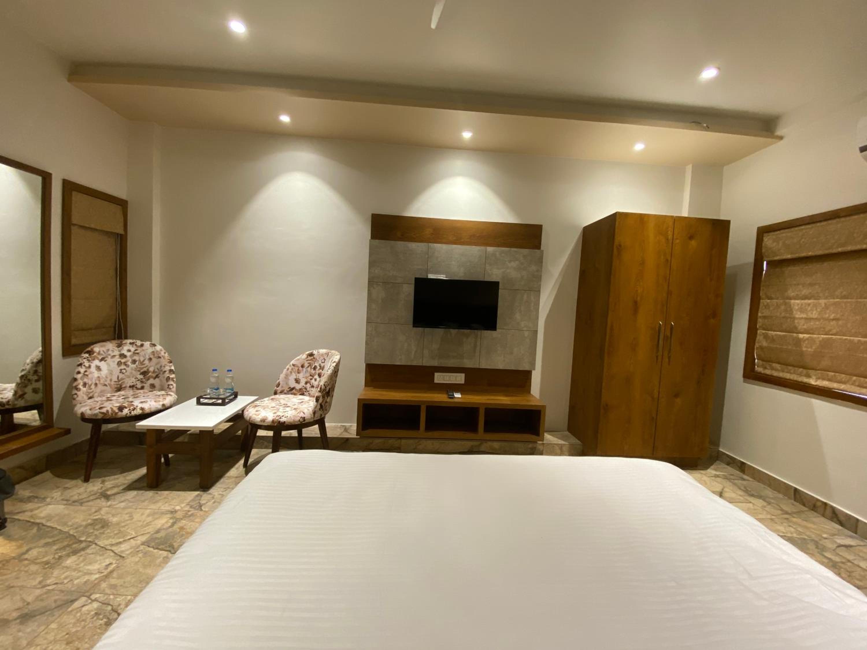Deluxe Double Room with Balcony - Photo 4