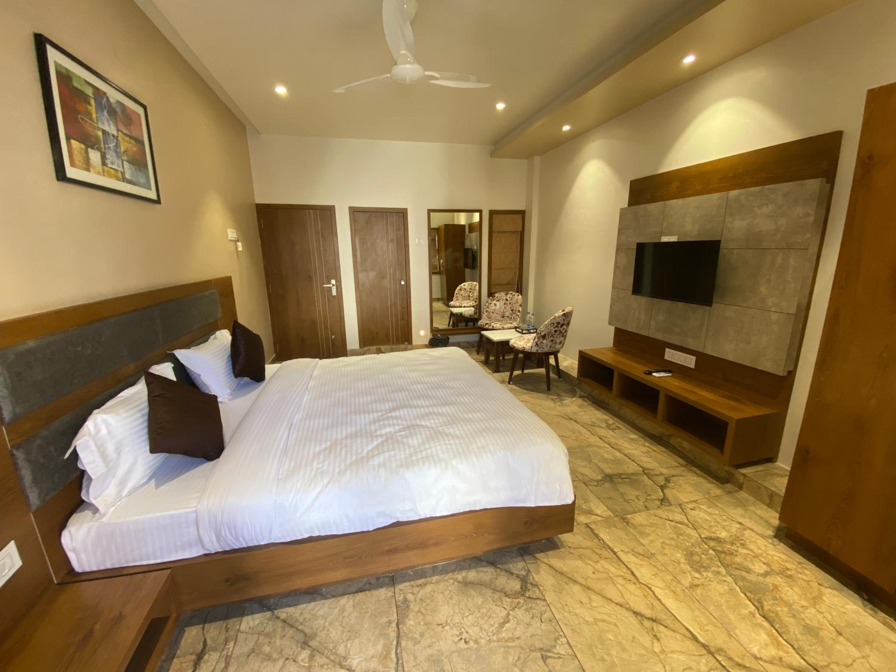 Deluxe Double Room with Balcony - Photo 2