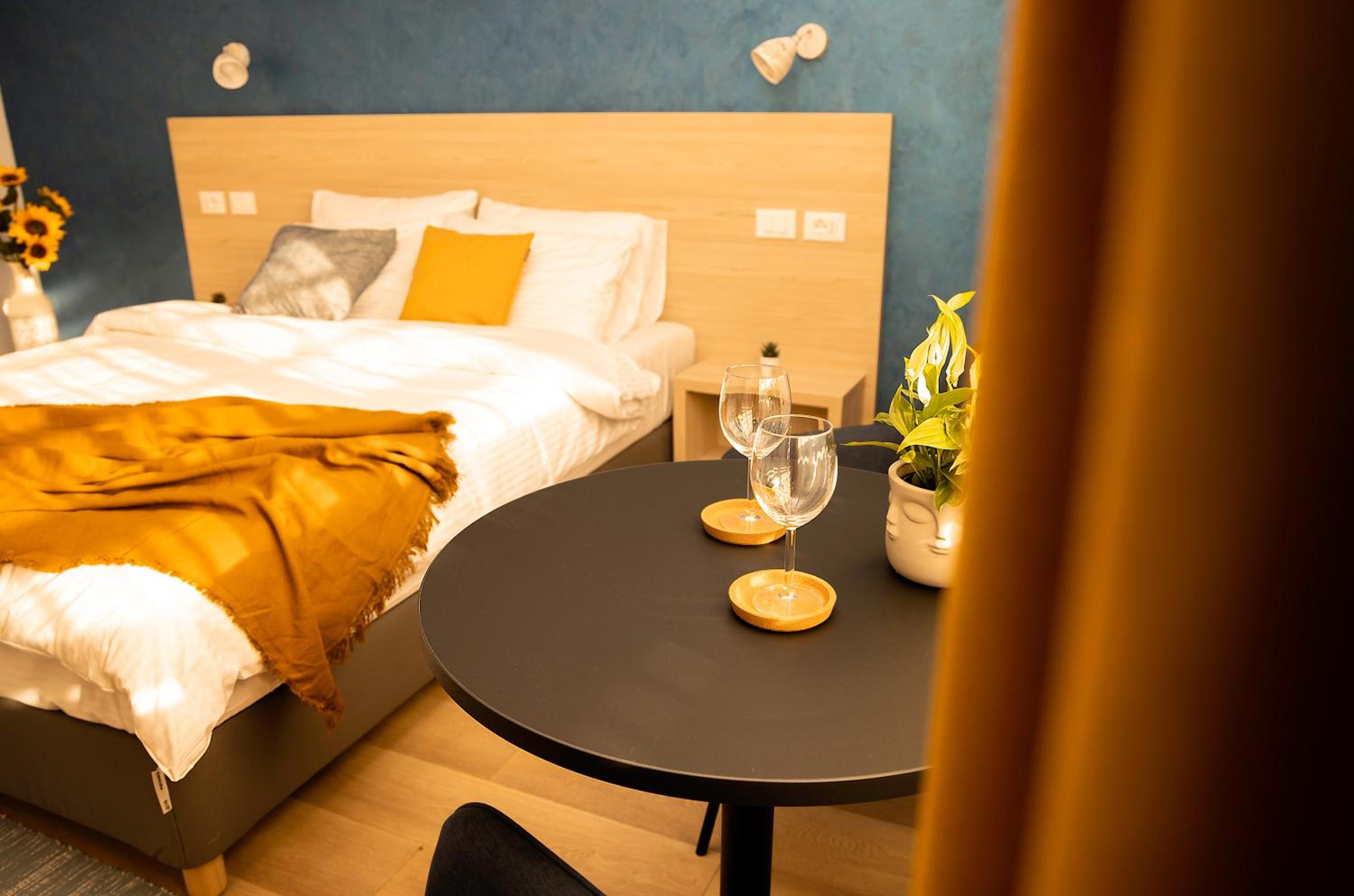 Standard Double Room - Photo 13