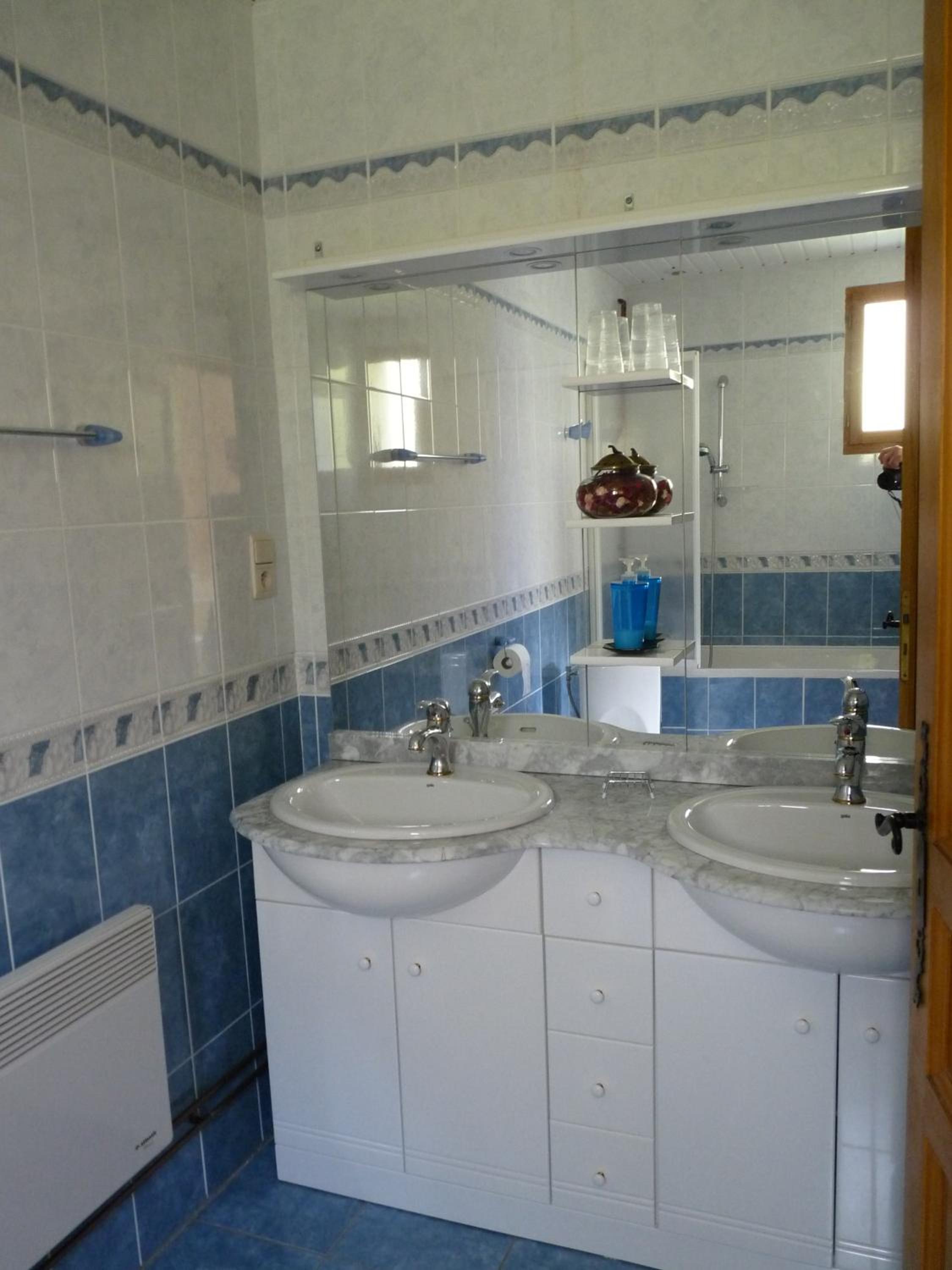 Double Room with Bath - Photo 4