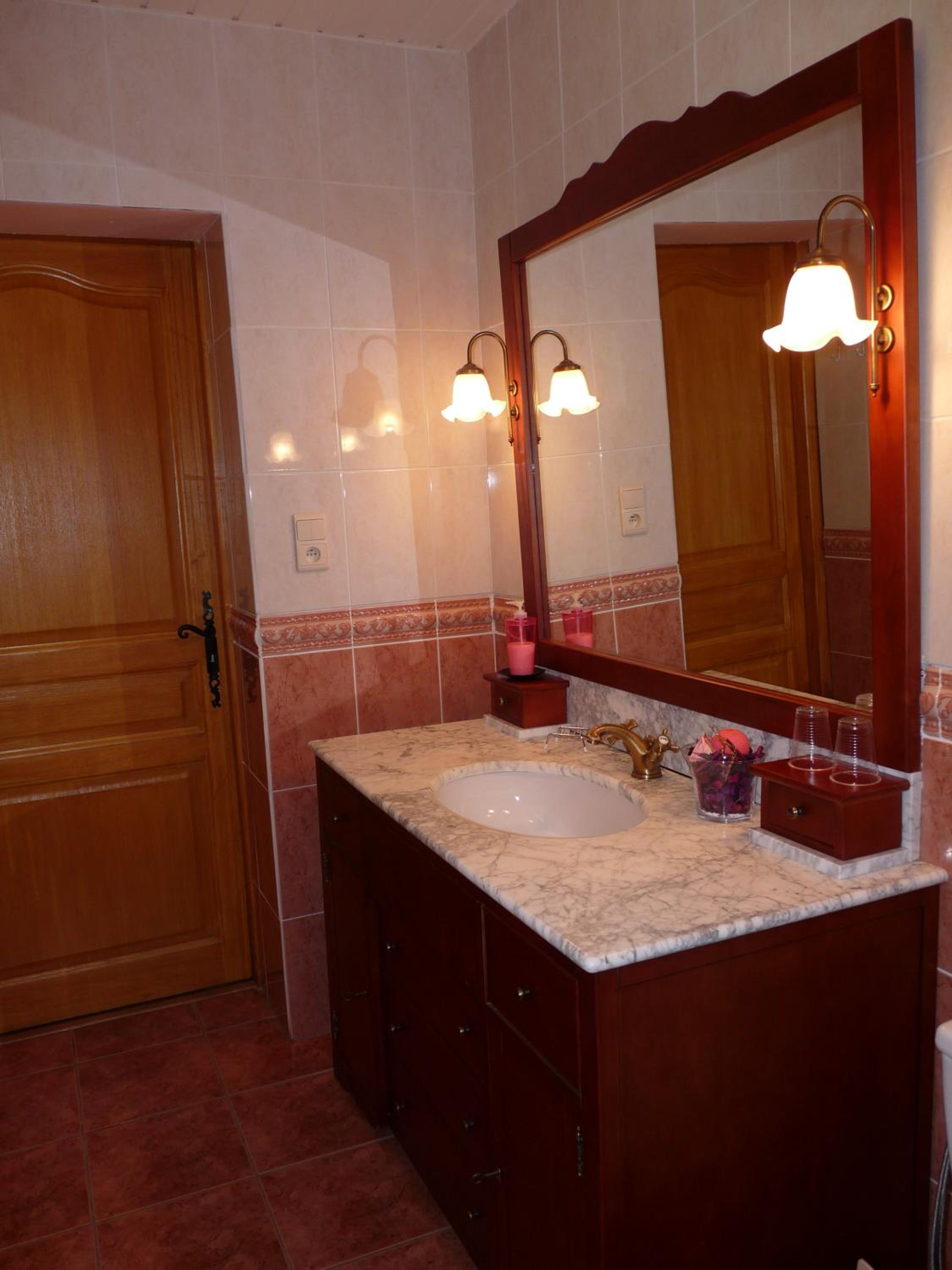 Double Room with Shower - Photo 4