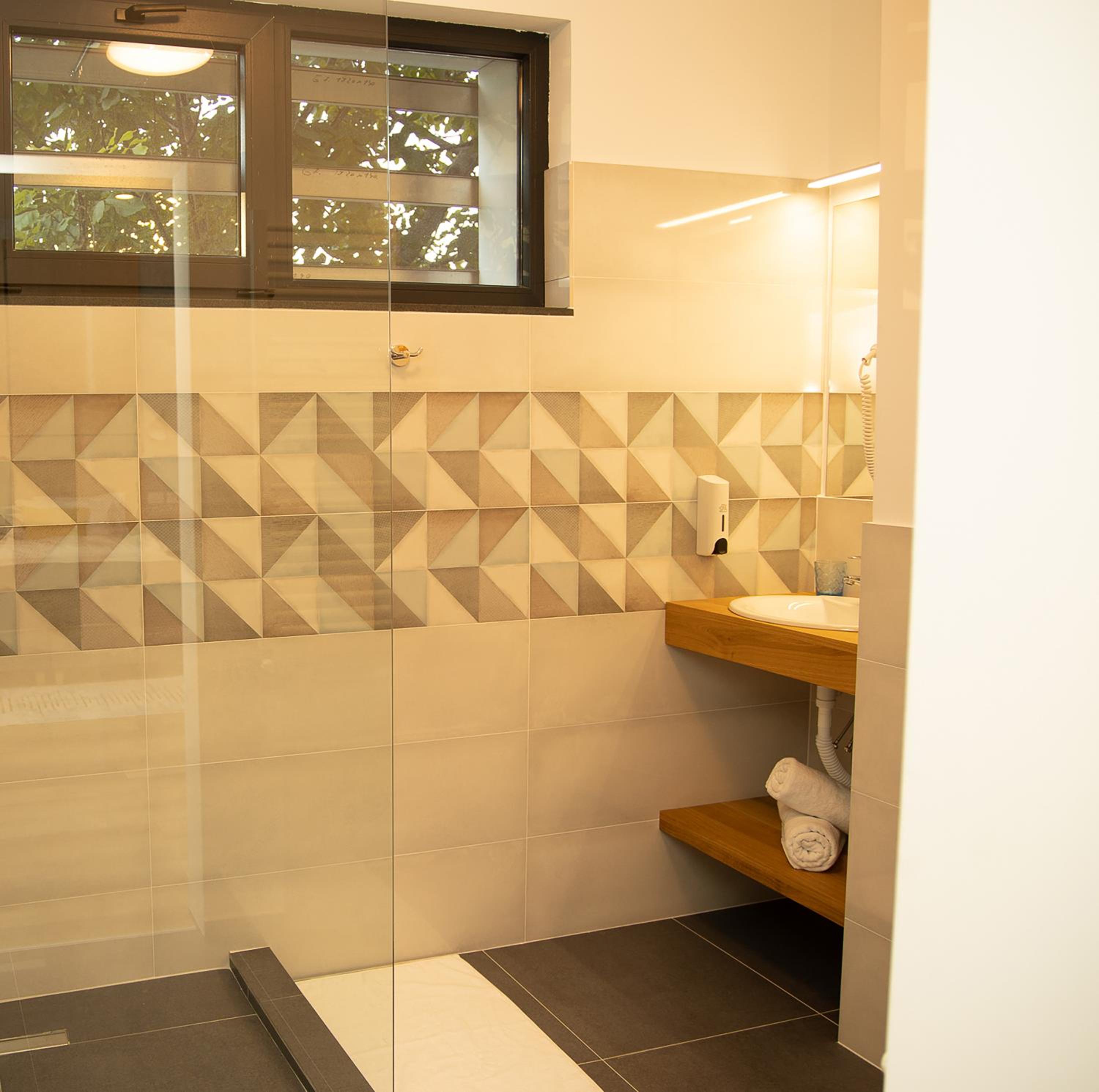 Deluxe Double or Twin Room - Photo 5
