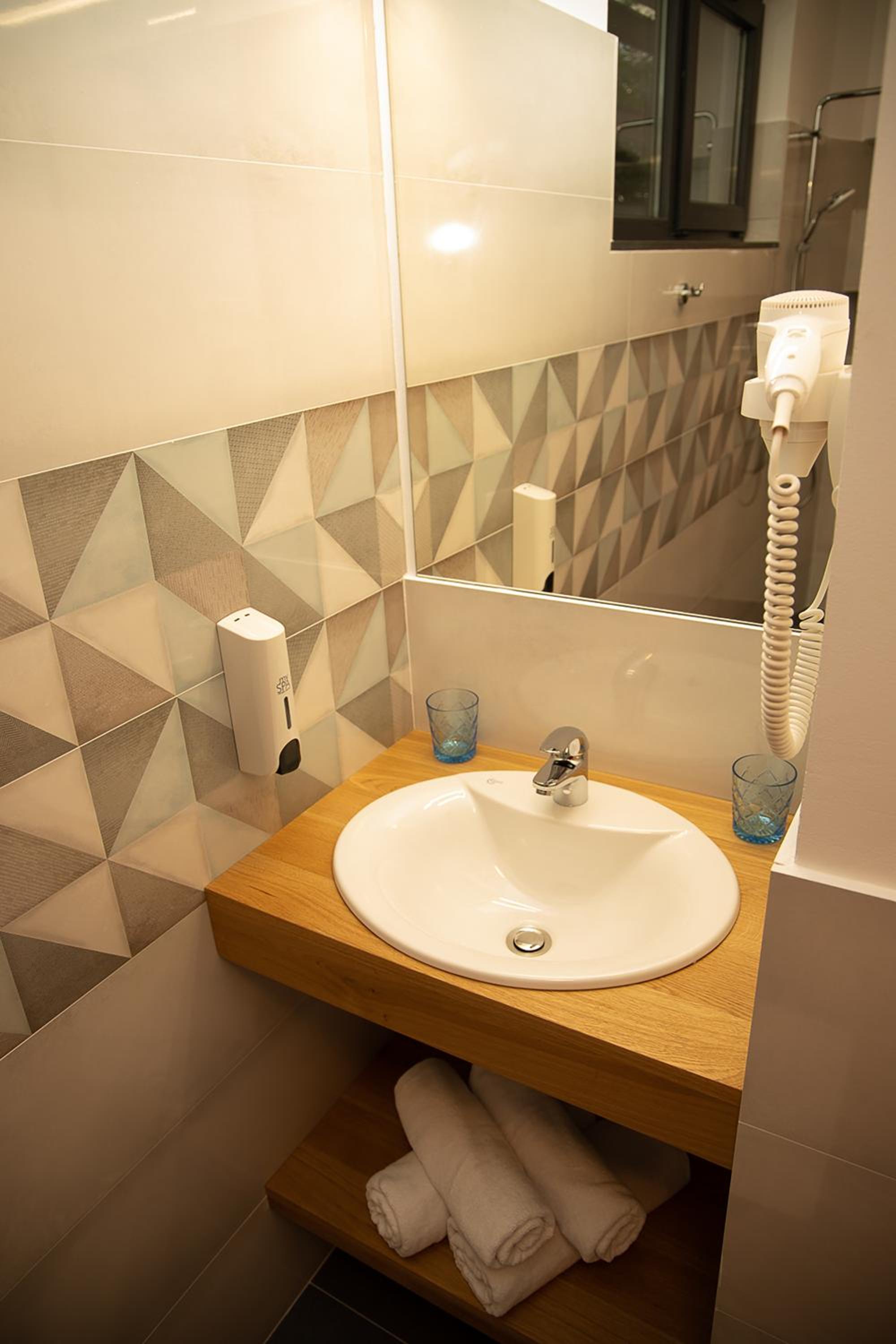 Deluxe Double or Twin Room - Photo 22