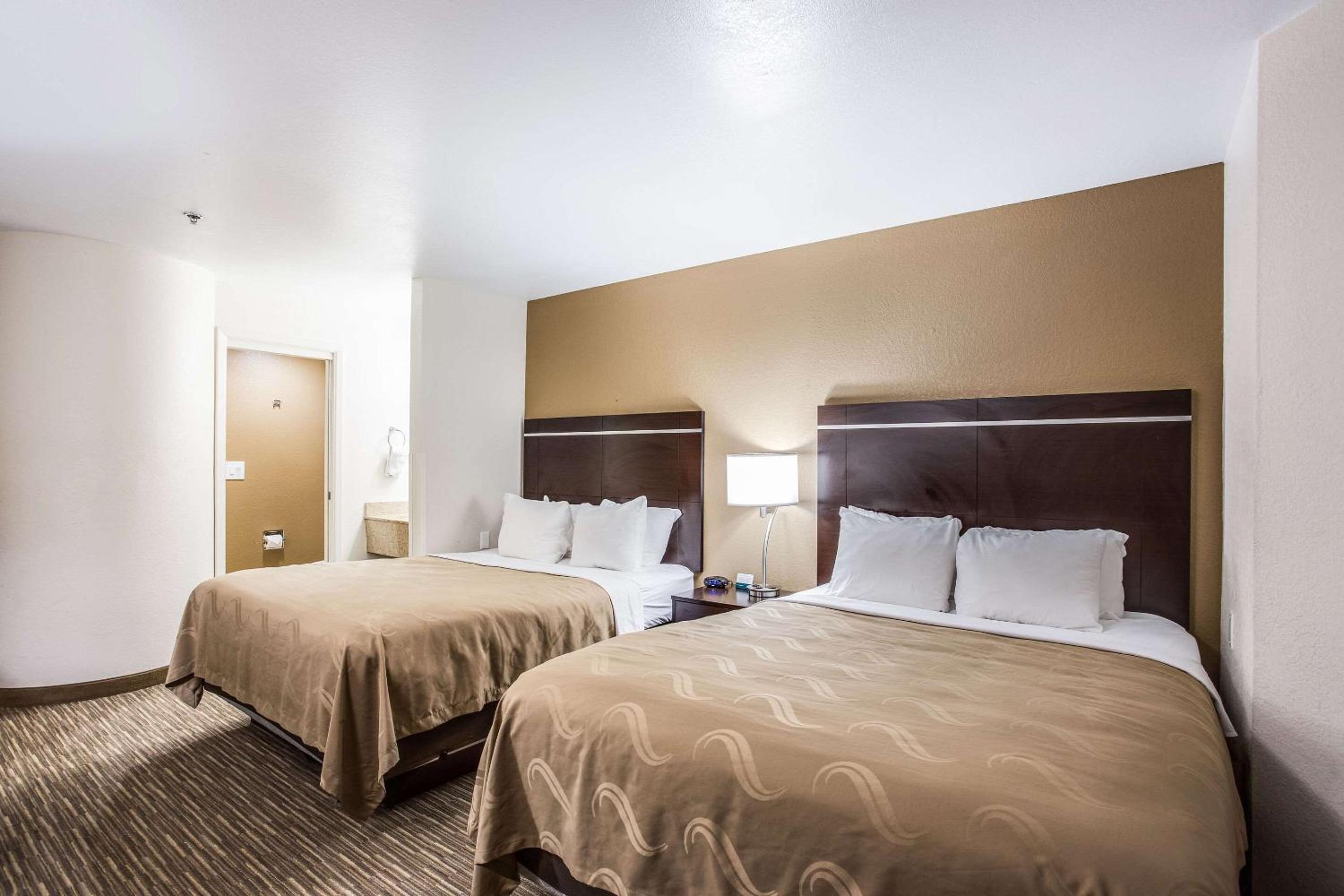 Standard Queen Room with Two Queen Beds - Non-Smoking - Photo 5