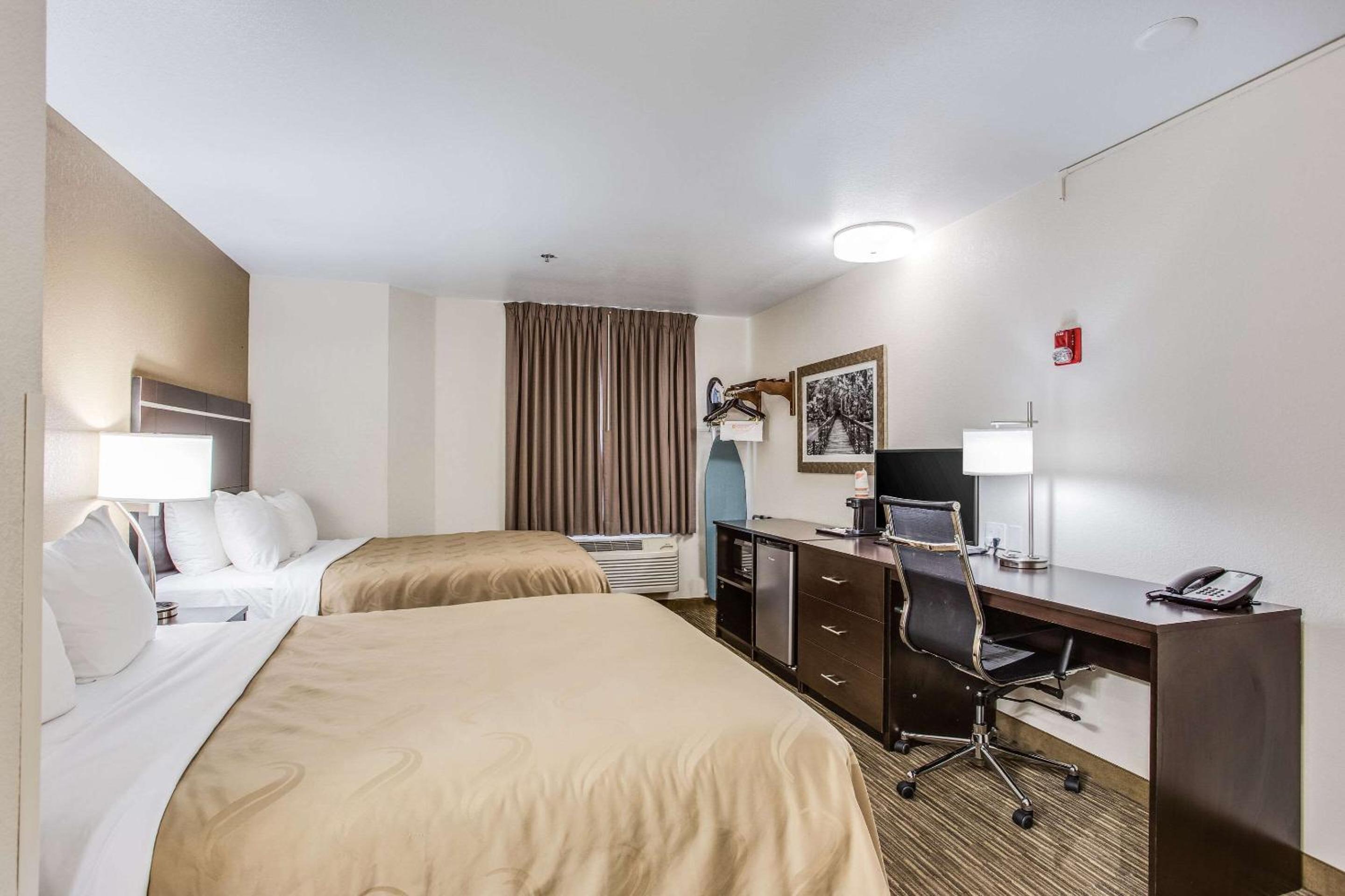 Standard Queen Room with Two Queen Beds - Non-Smoking - Photo 4