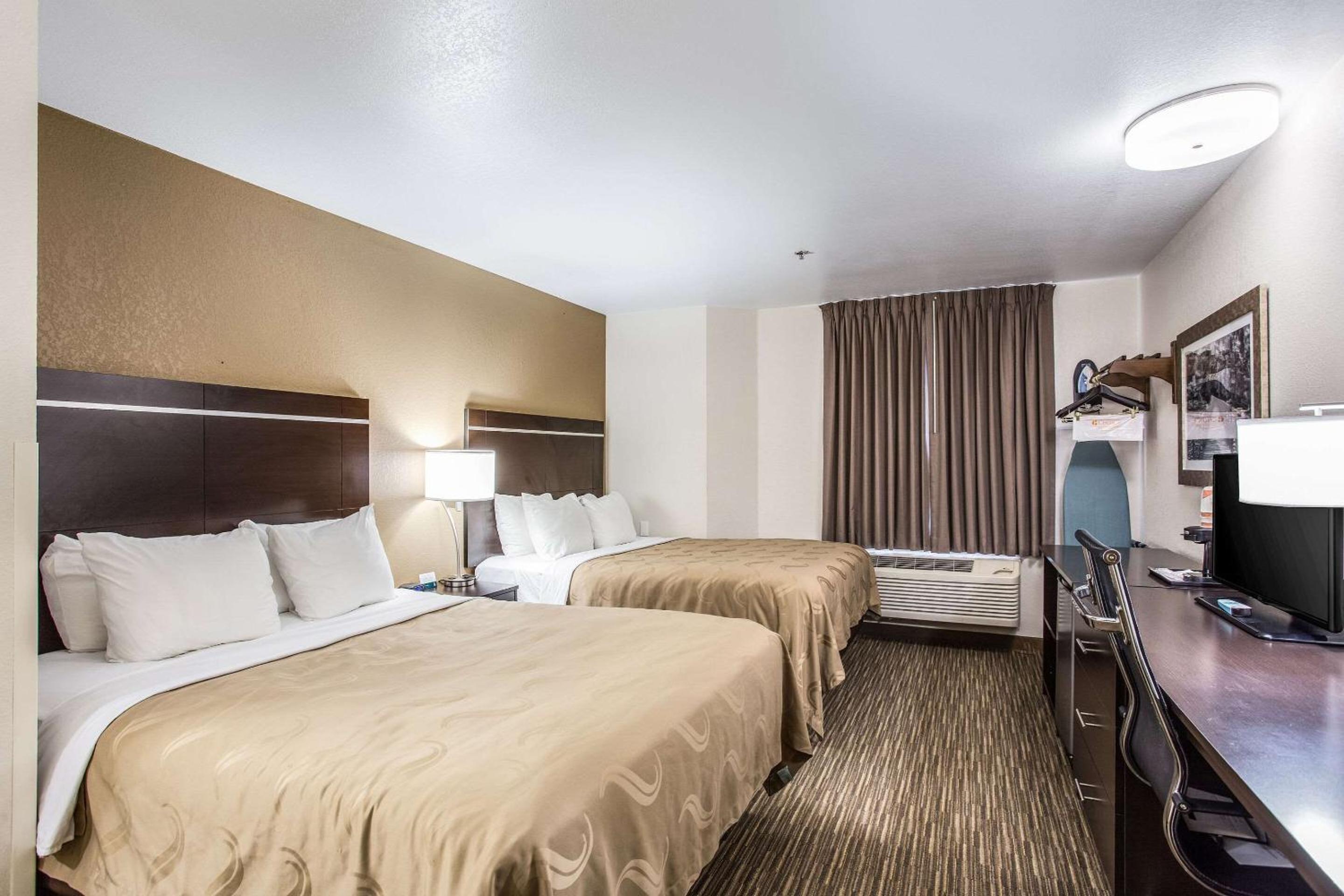 Standard Queen Room with Two Queen Beds - Non-Smoking - Photo 2