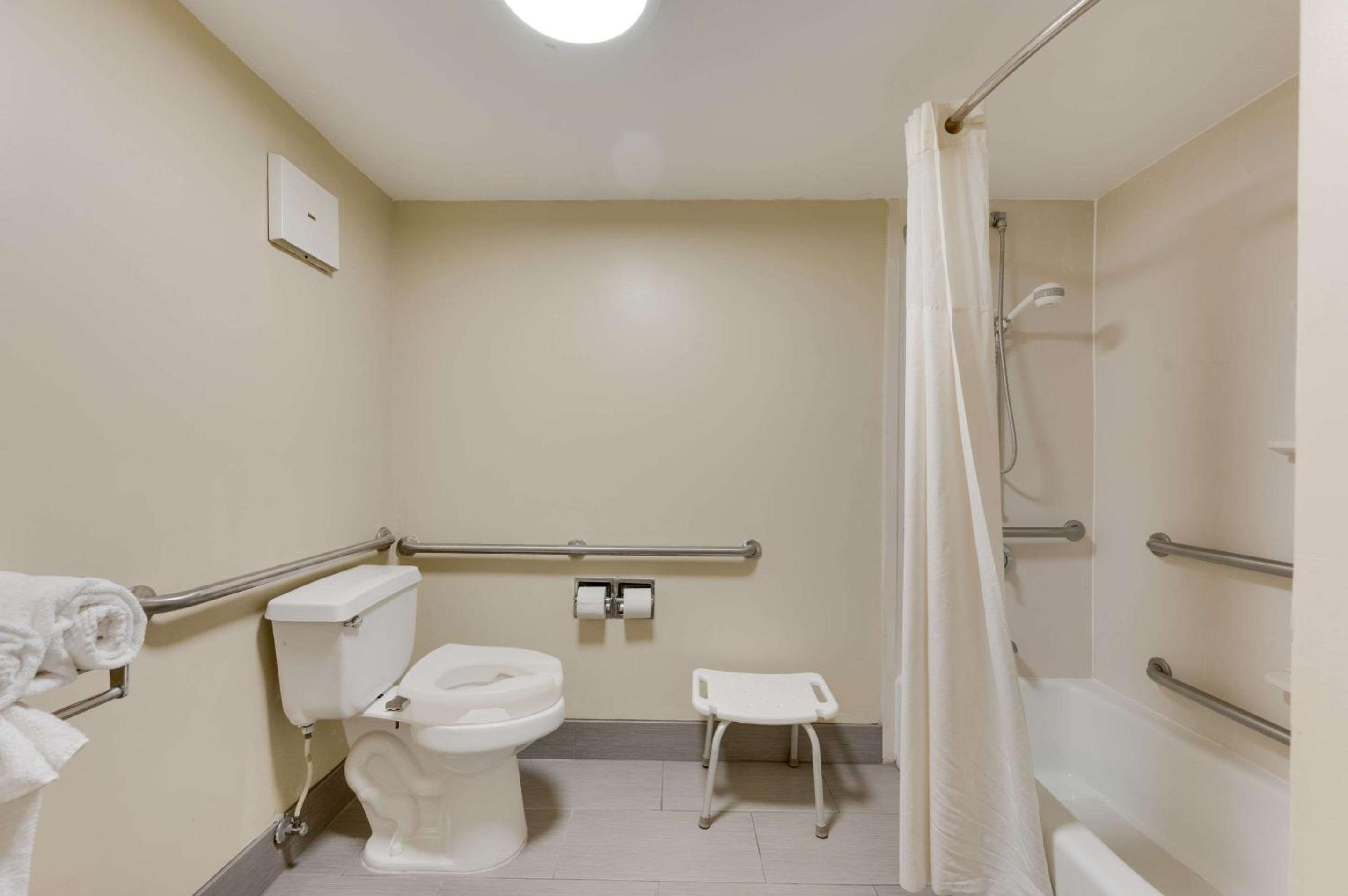 Double Room - Accessible/Smoking - Photo 4