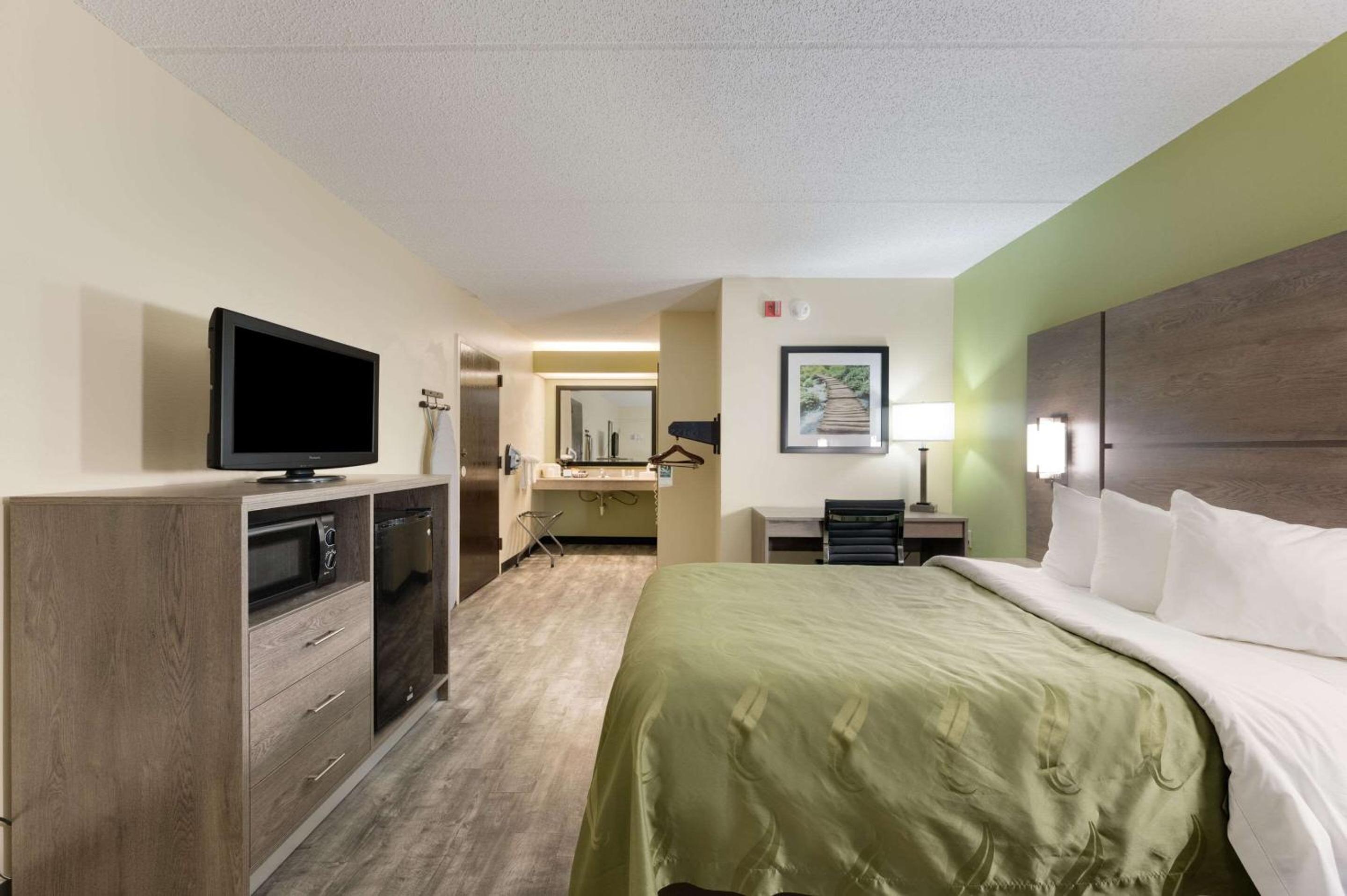 King Room - Non-Smoking - Photo 3