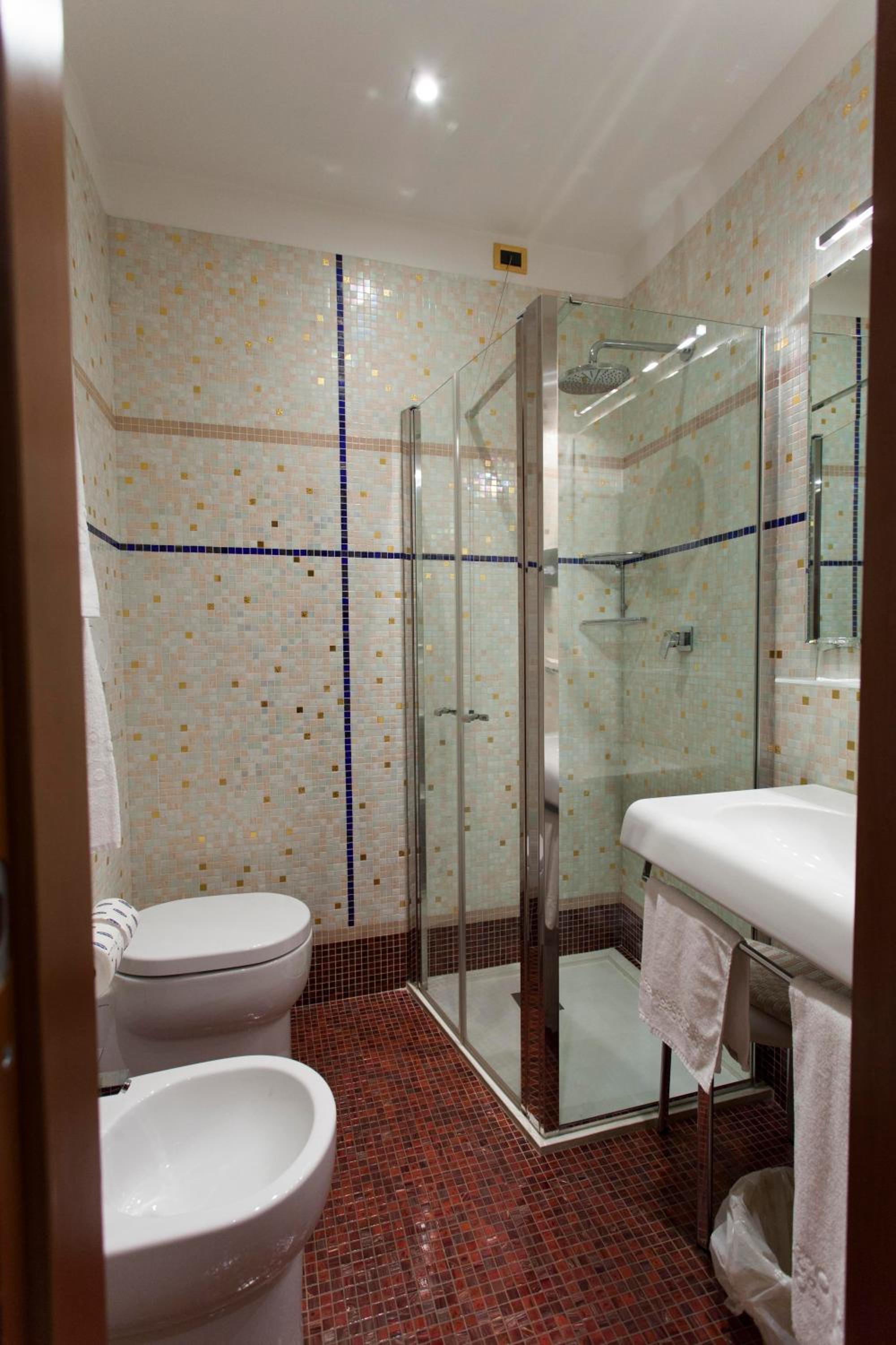 Twin Room - Photo 7