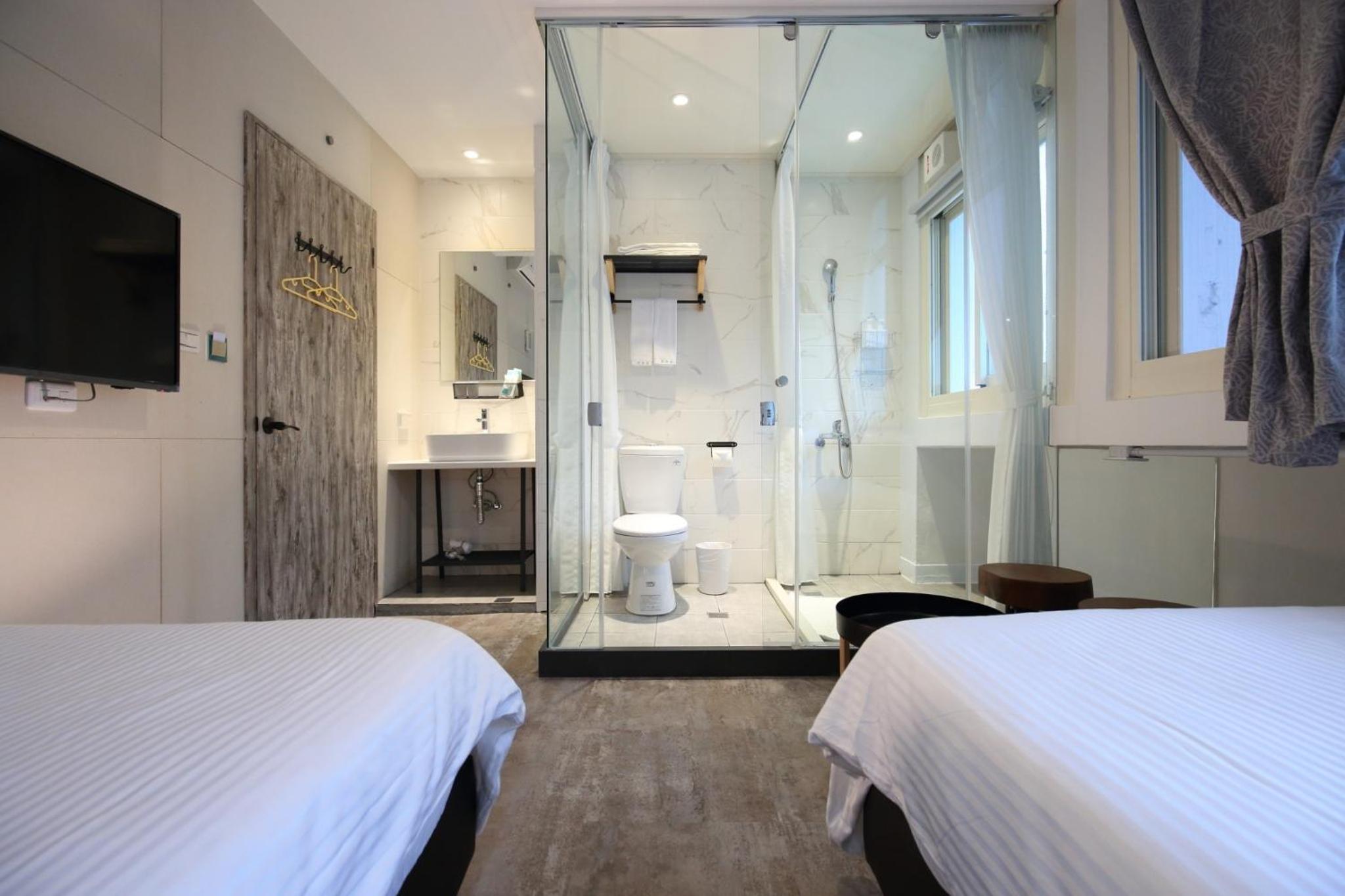 Standard Twin Room - Photo 4