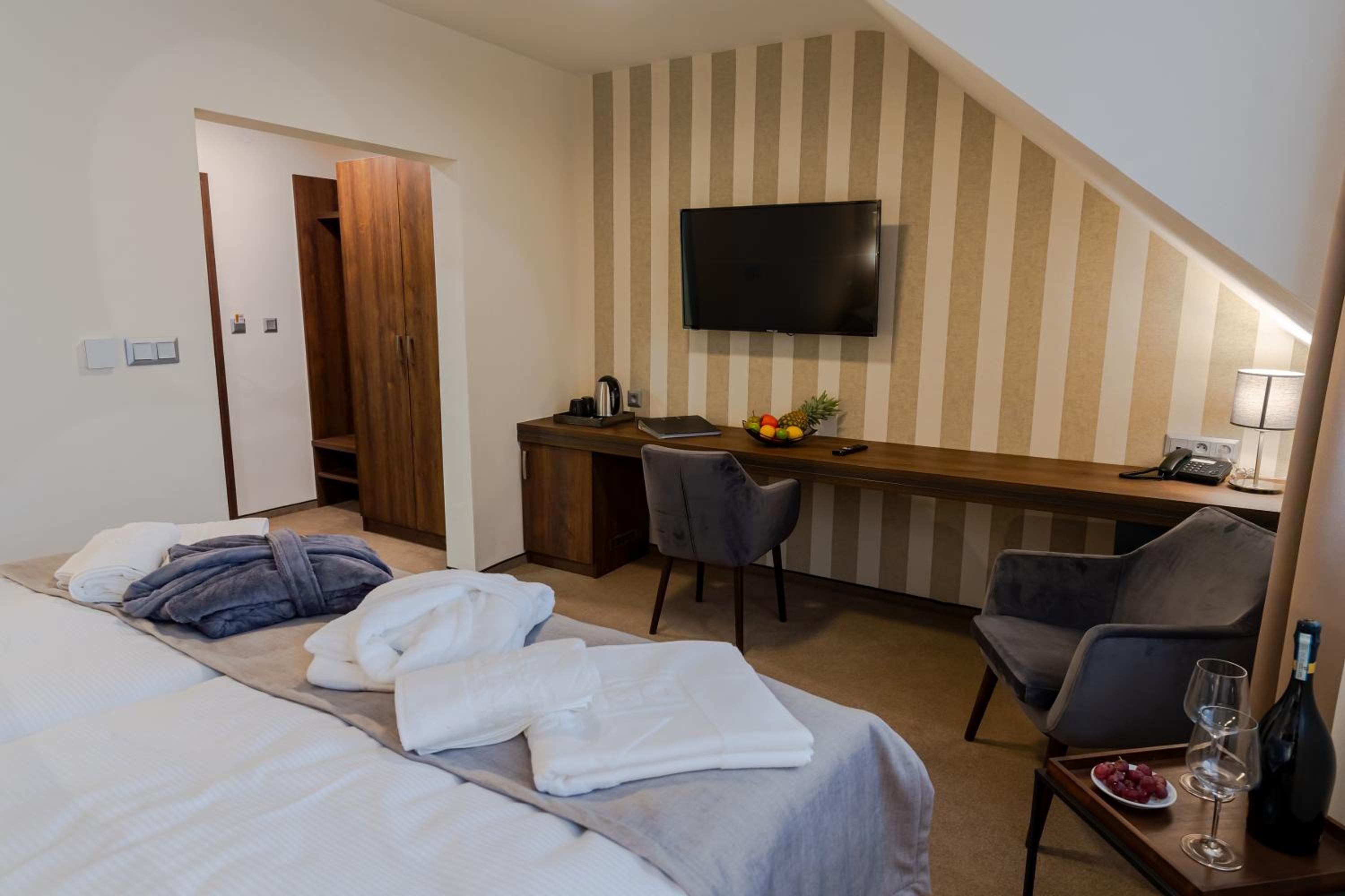 Superior Double or Twin Room - Photo 3