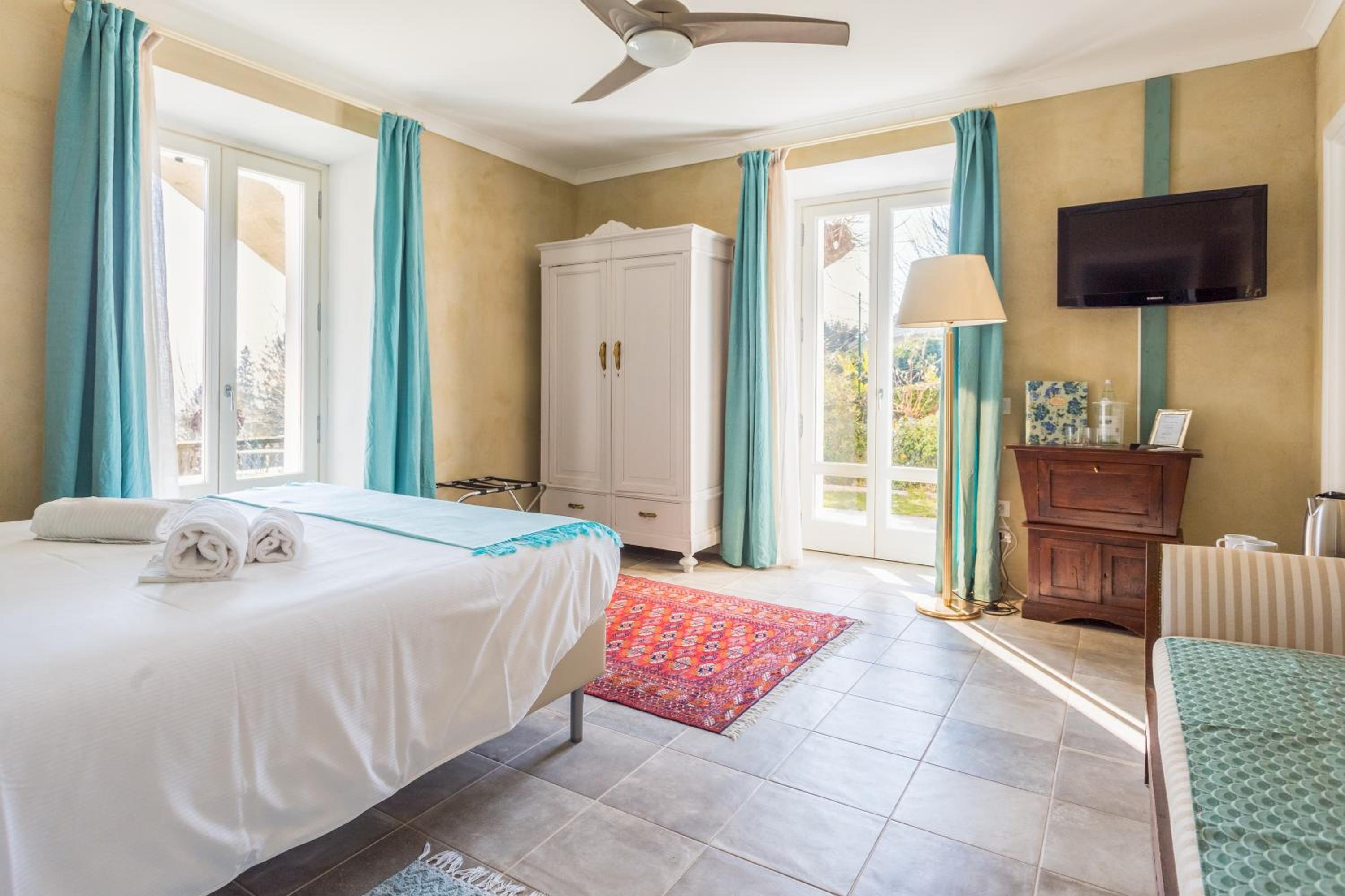 Double Room with Partial Lake View photo 2