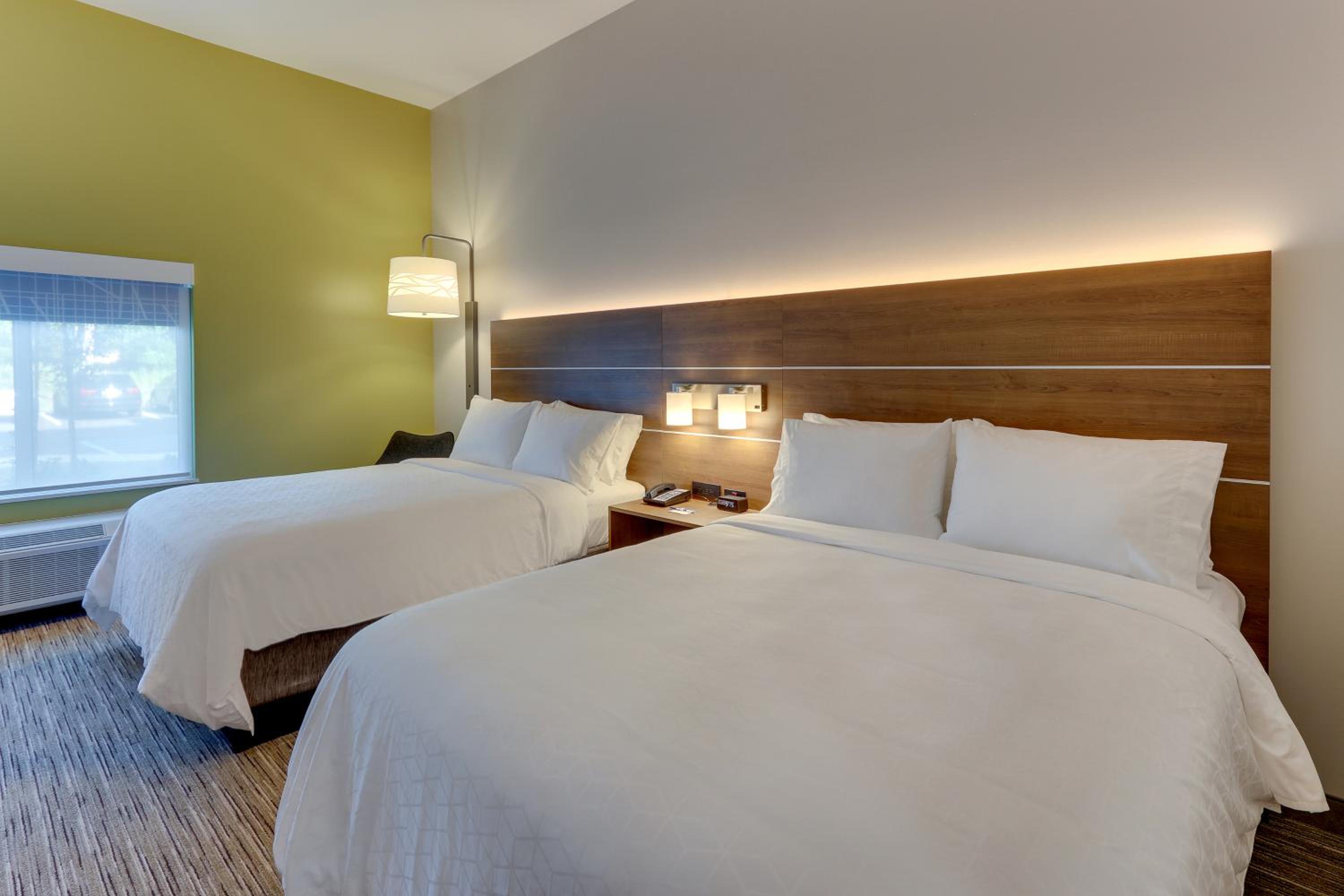 Standard Room with Two Queen Beds - Photo 5