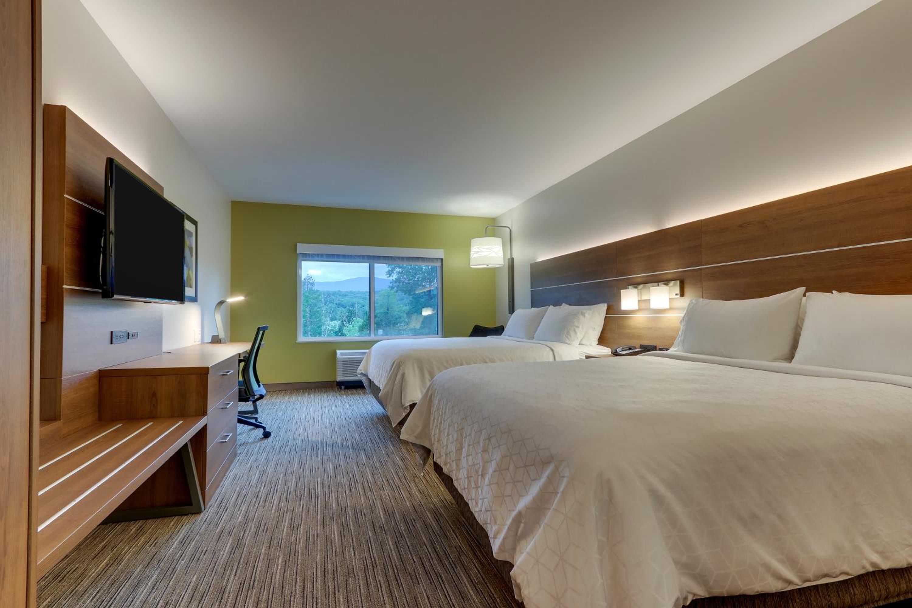 Queen Suite with Two Queen Beds and Sofa Bed - Photo 1