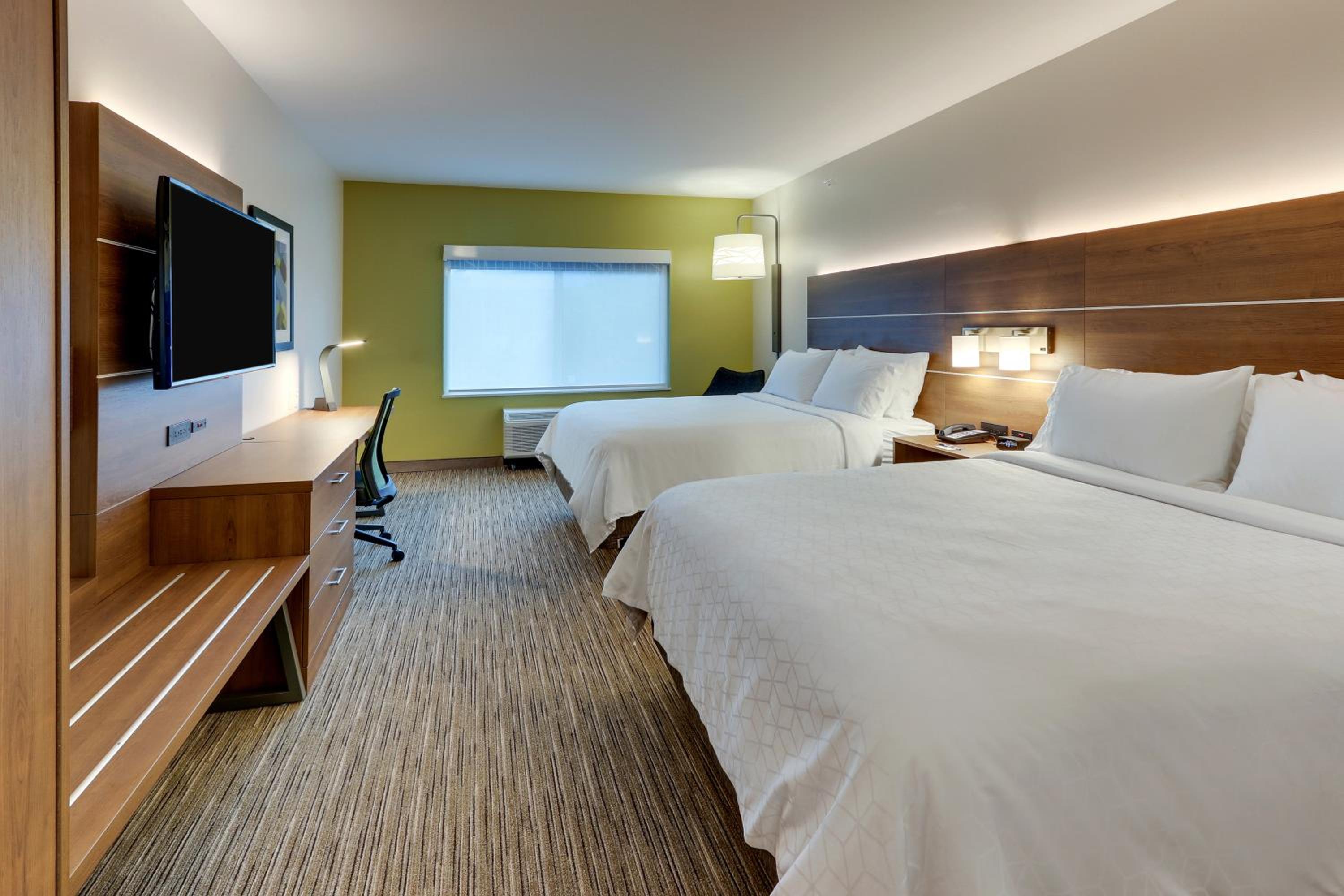Queen Suite with Two Queen Beds and Sofa Bed - Photo 4
