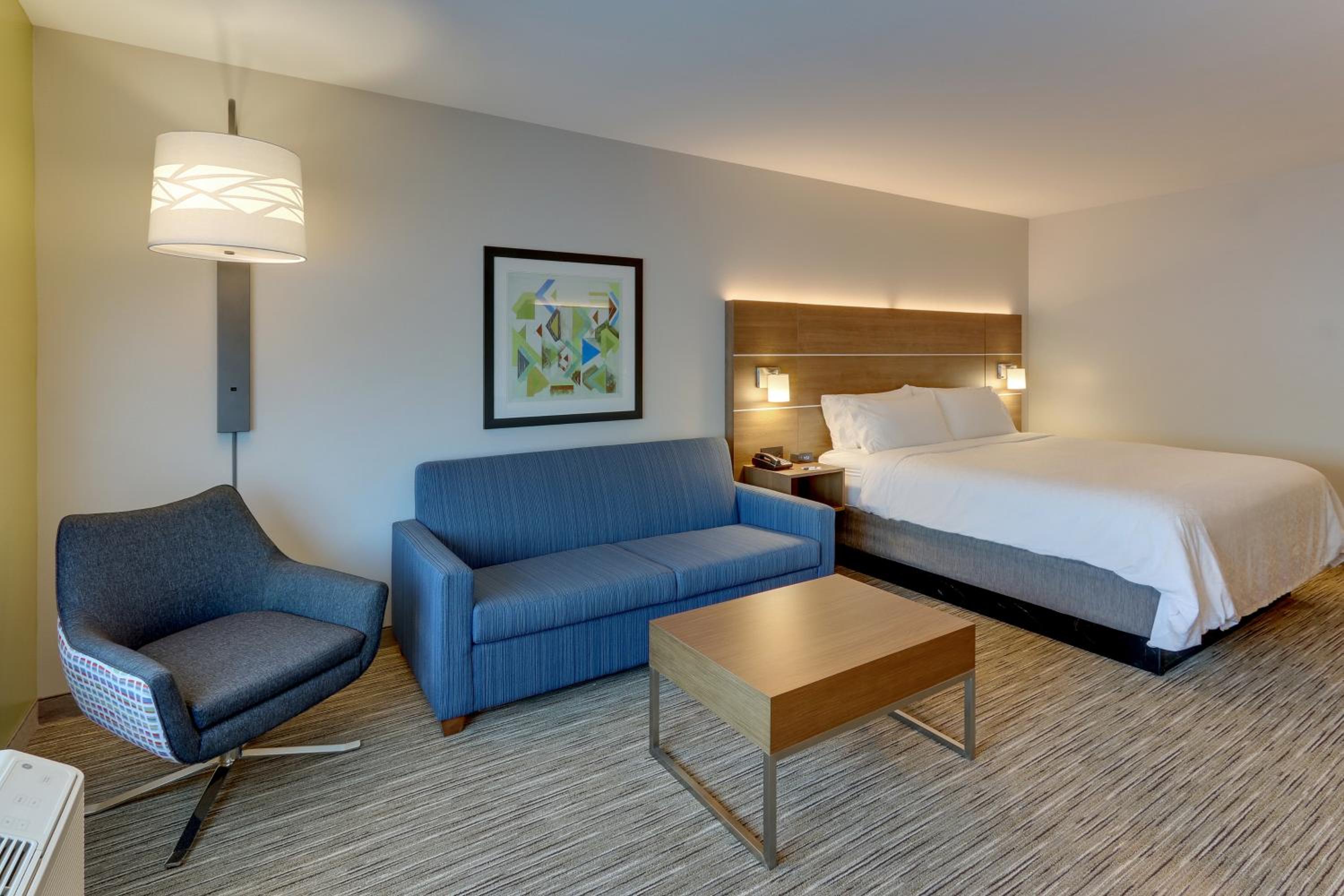 King Suite with Tub and Sofa Bed - Mobility Accessible - Photo 3