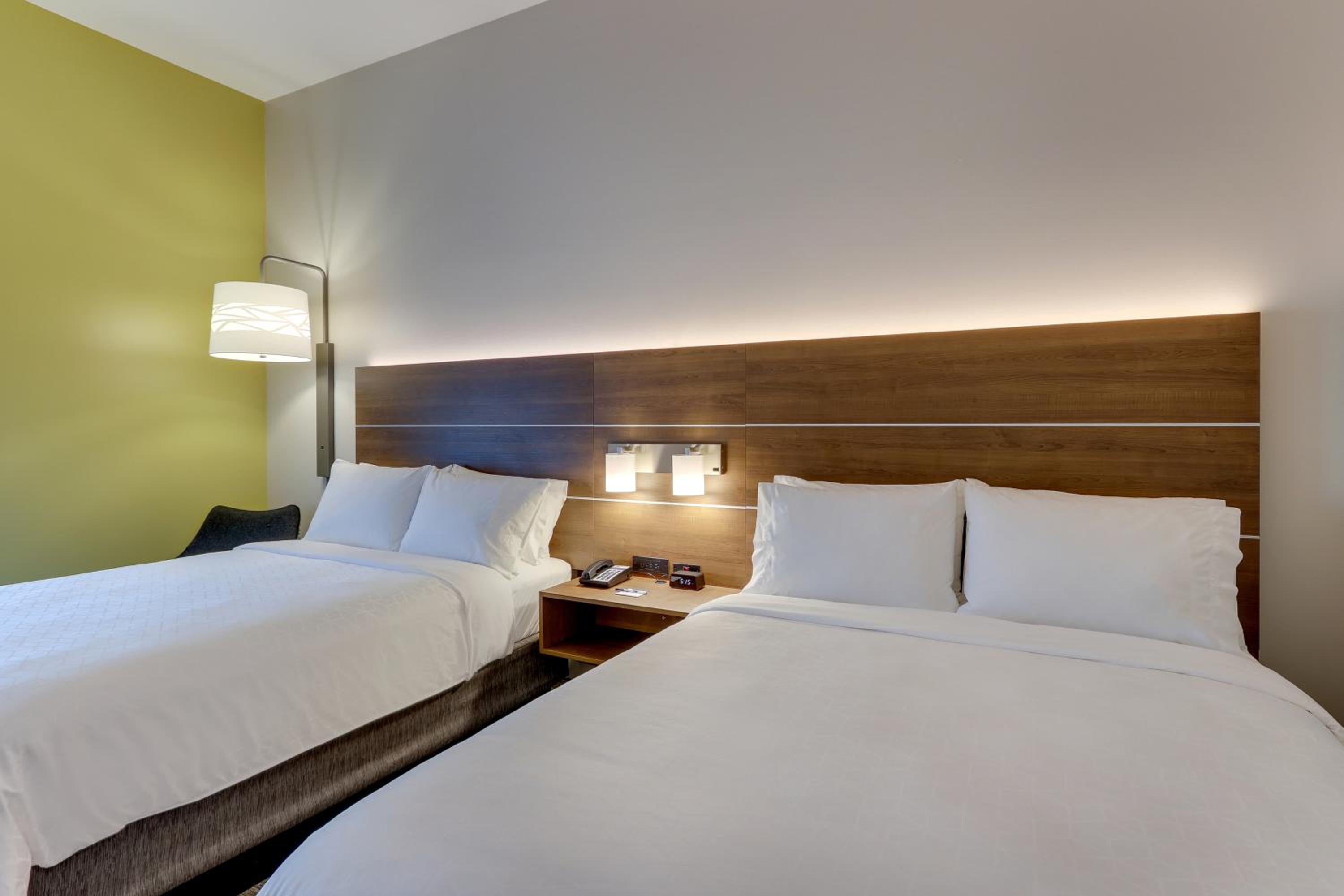 Standard Room with Two Queen Beds - Photo 7